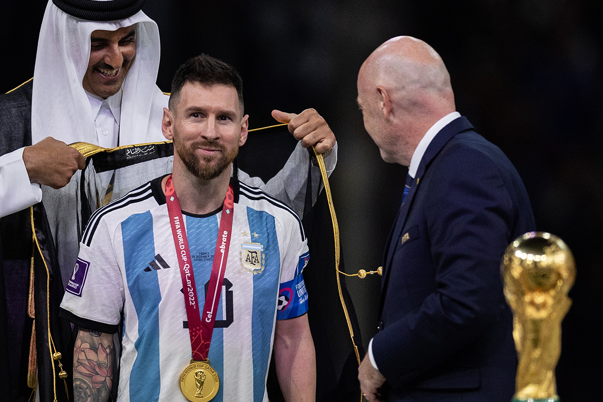 Lionel Messi 2022 World Cup Image & HD Wallpaper For Free Download: LM10 HD Photo in Argentina Jersey with WC Trophy Picture to Share Online. ⚽ LatestLY