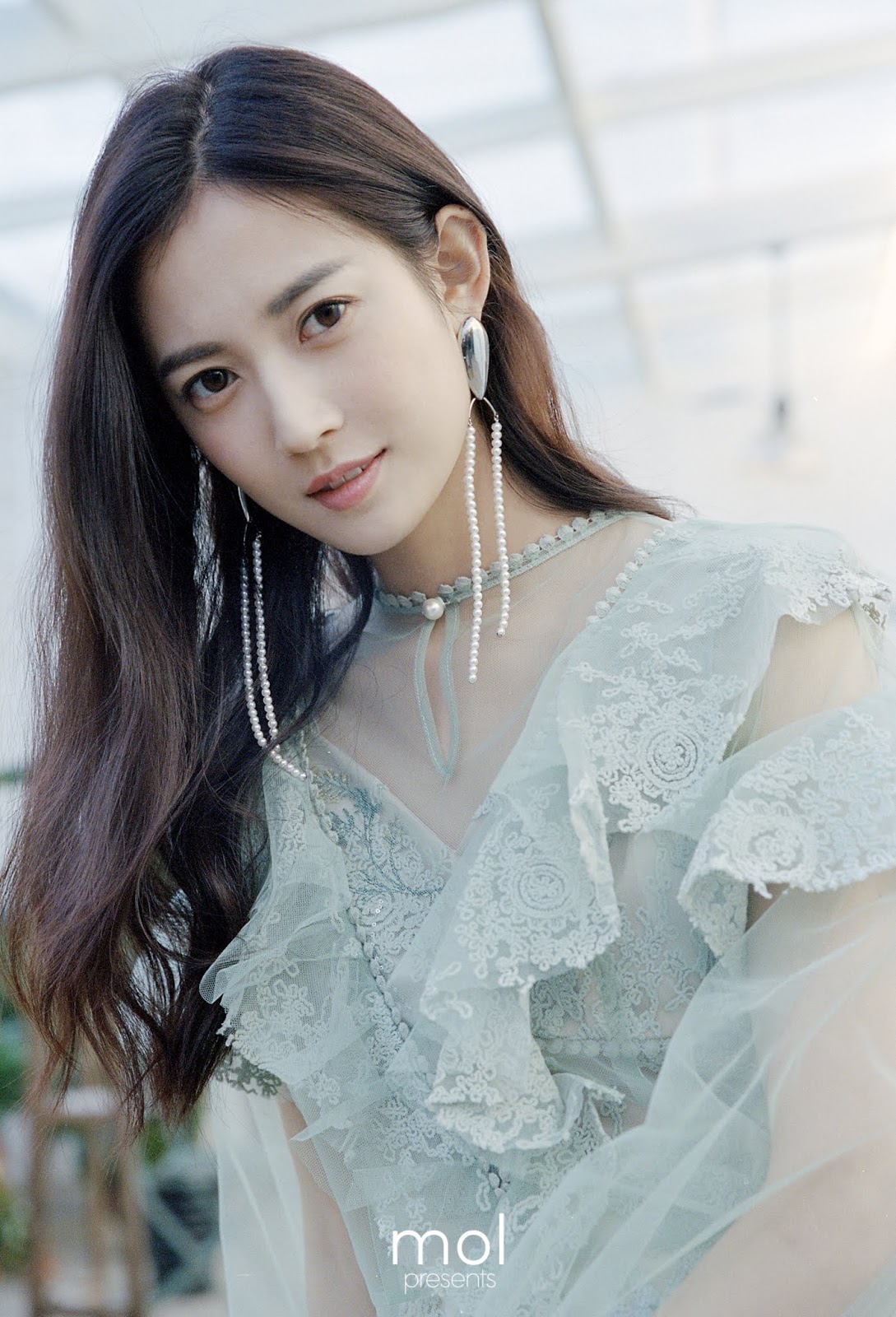 China Entertainment News: Chen Yuqi poses for photo shoot