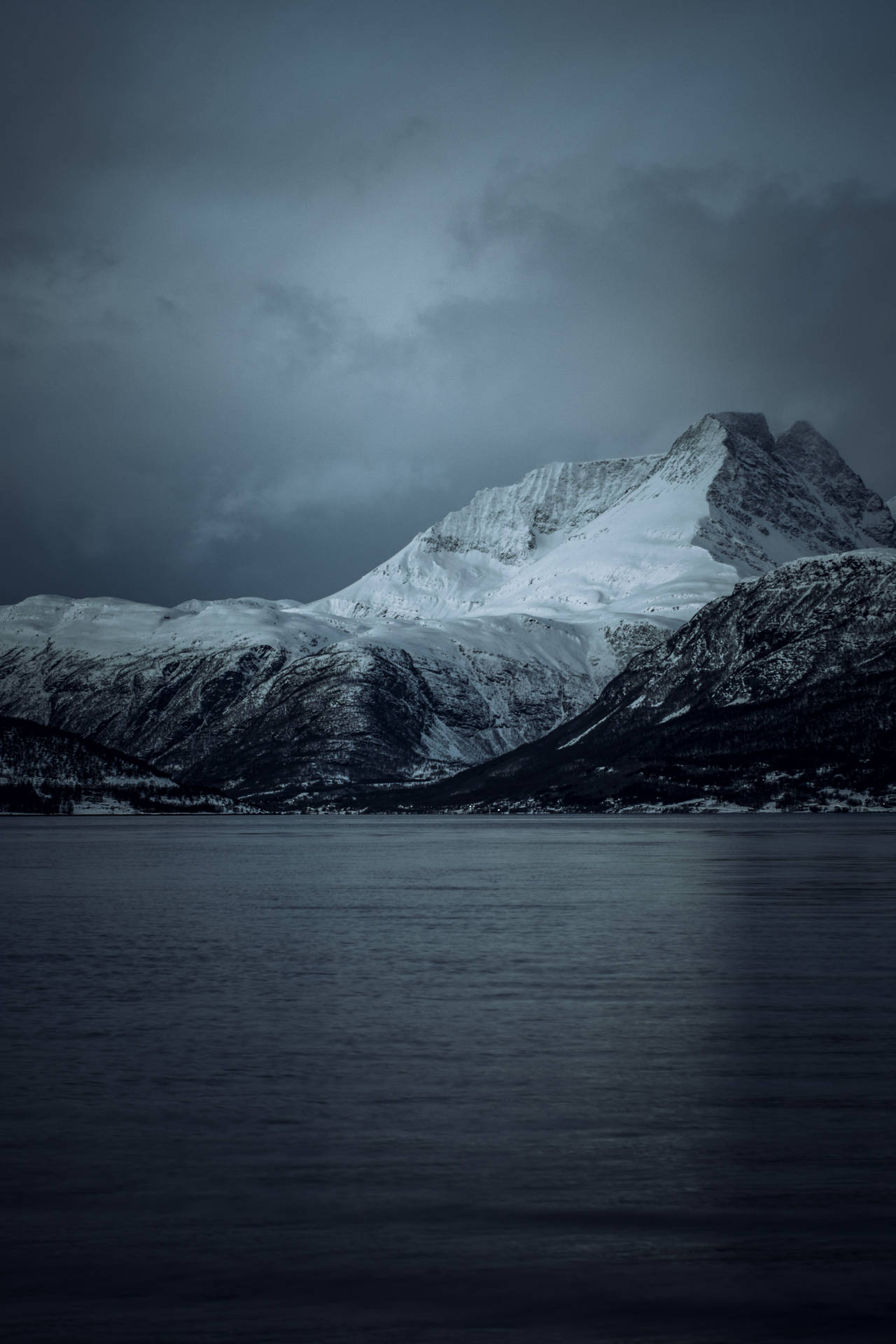Download 4k iPhone 6 Plus Dark Mountain