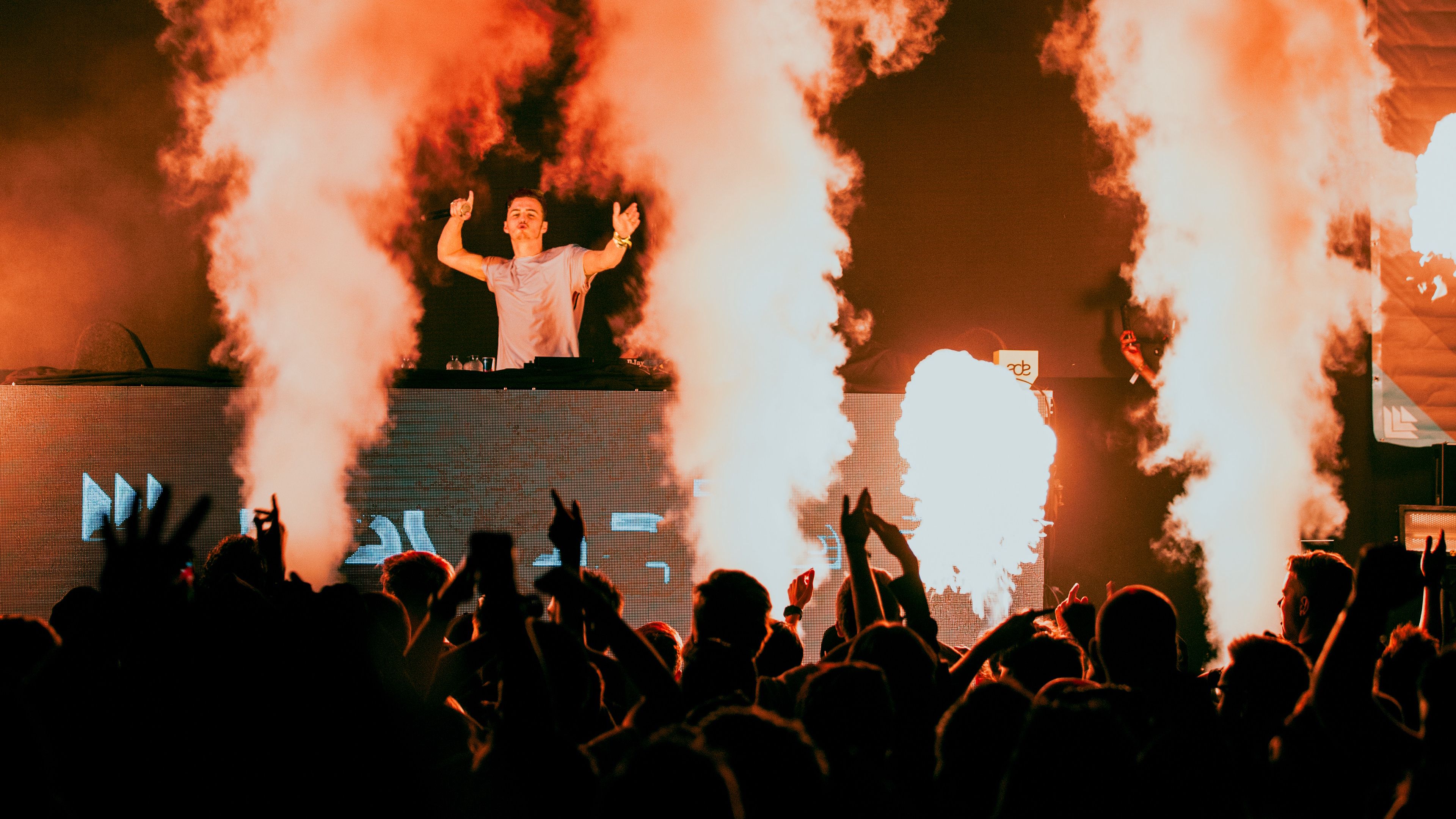 Download wallpaper 3840x2160 concert, party, performance, smoke 4k uhd 16:9 HD background