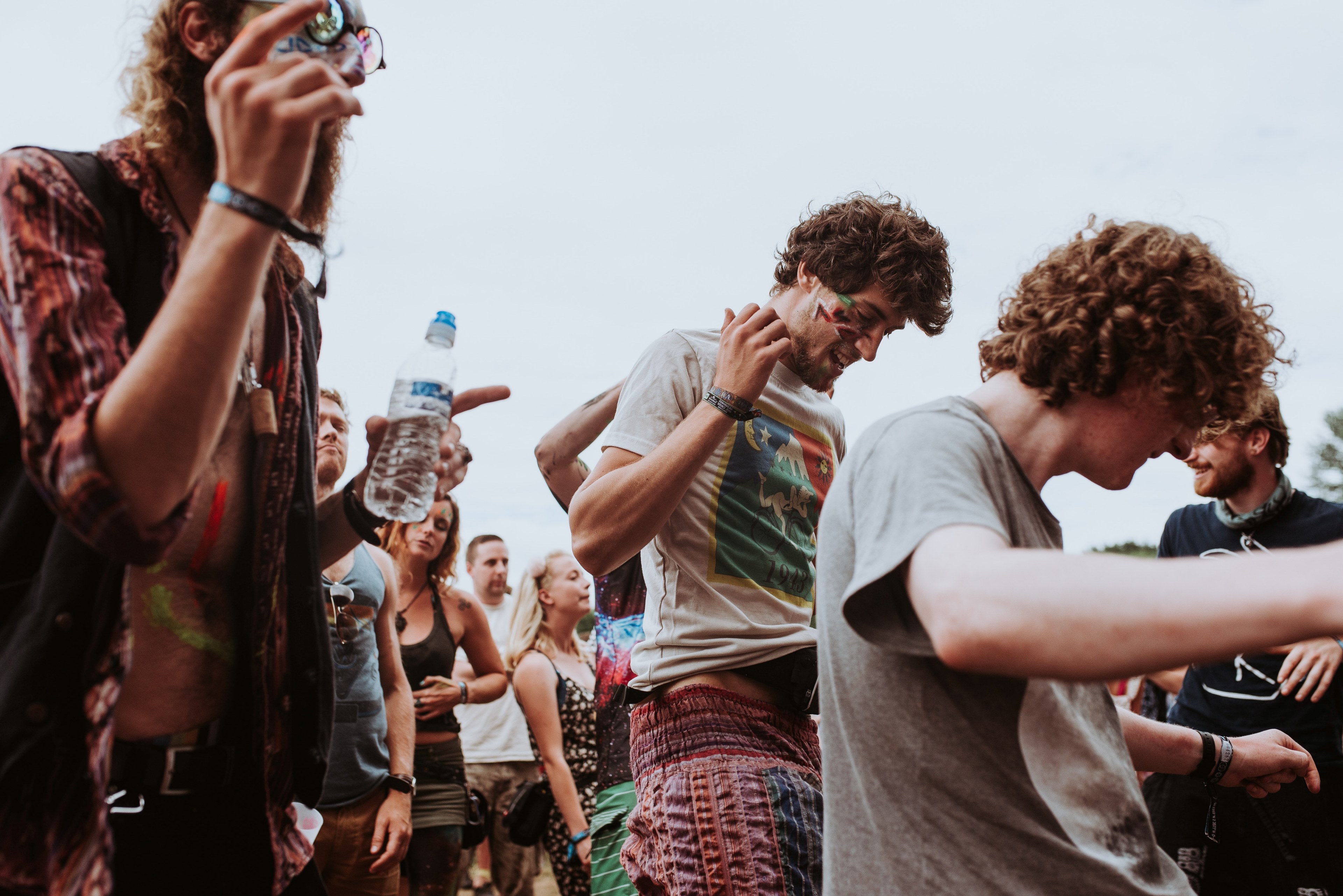 Wallpaper / a group of young people enjoying themselves at a music festival, cheerful festival crowd 4k wallpaper free download