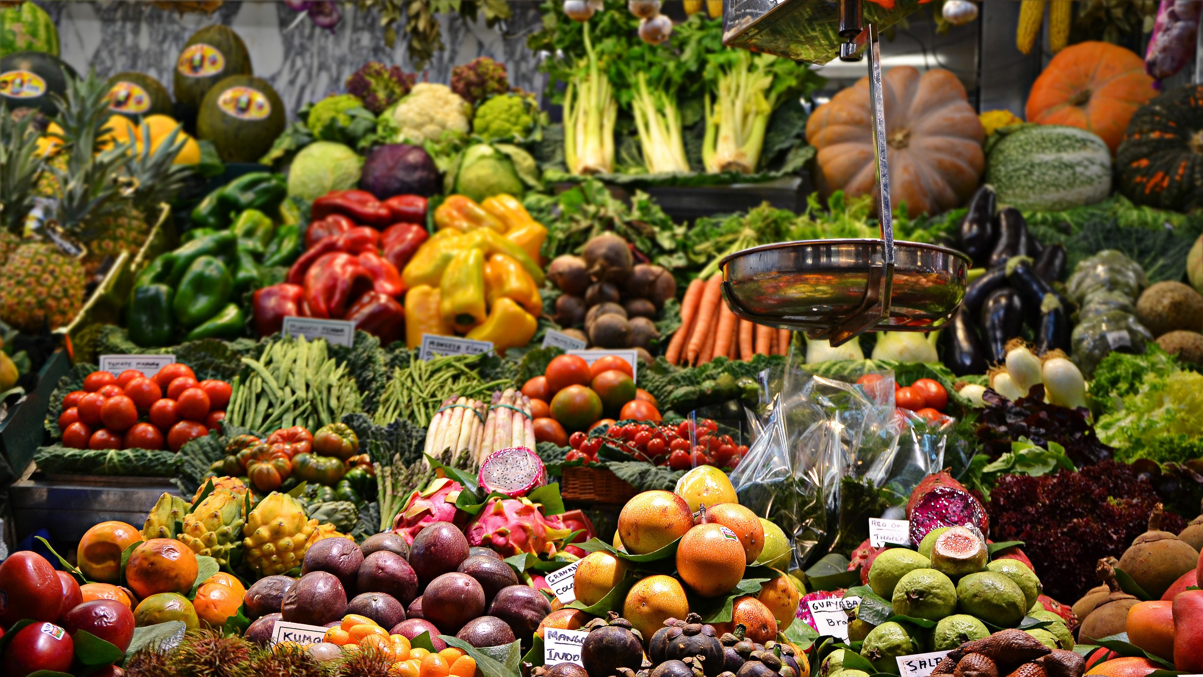 Wallpaper / colorful fruit and vegetables on a market stall, green shop 4k wallpaper free download