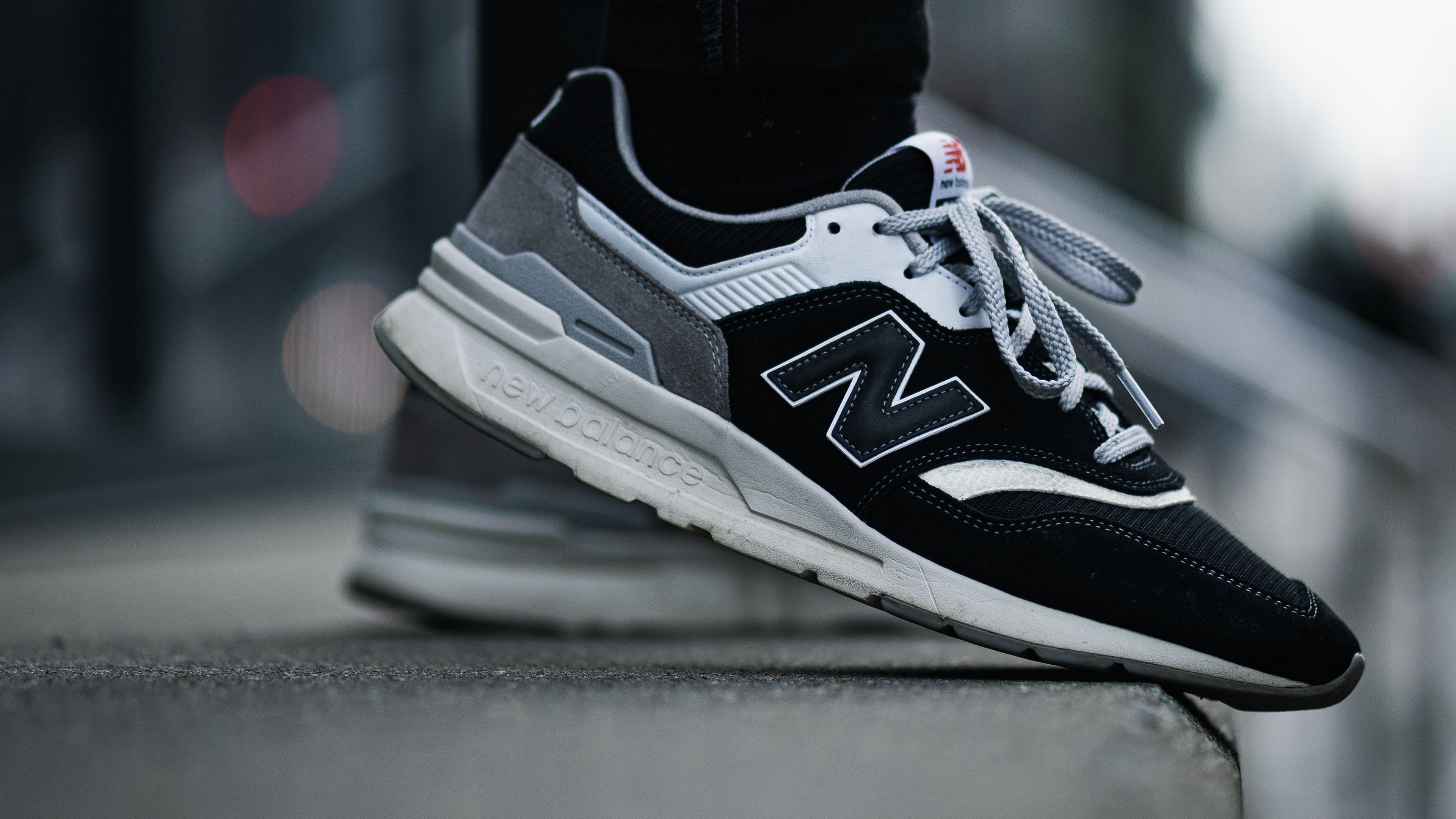 Download wallpaper 3840x2160 sneakers, legs, shoes, jeans, step 4k uhd 16:9 HD background