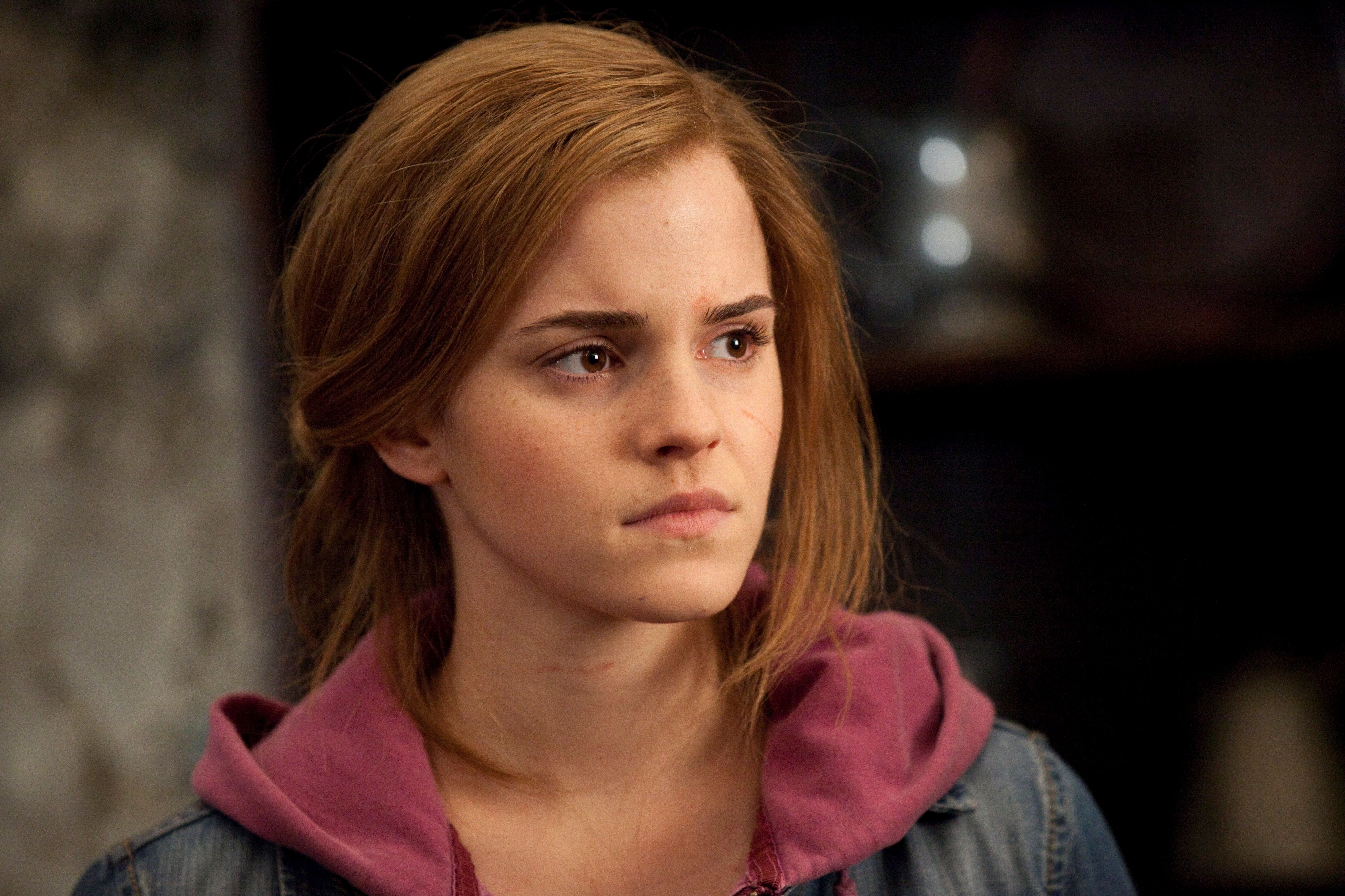 Wallpaper / Emma Watson, looking into the distance, celebrity, Hermione Granger, Hermiona Granger, women, 5K free download