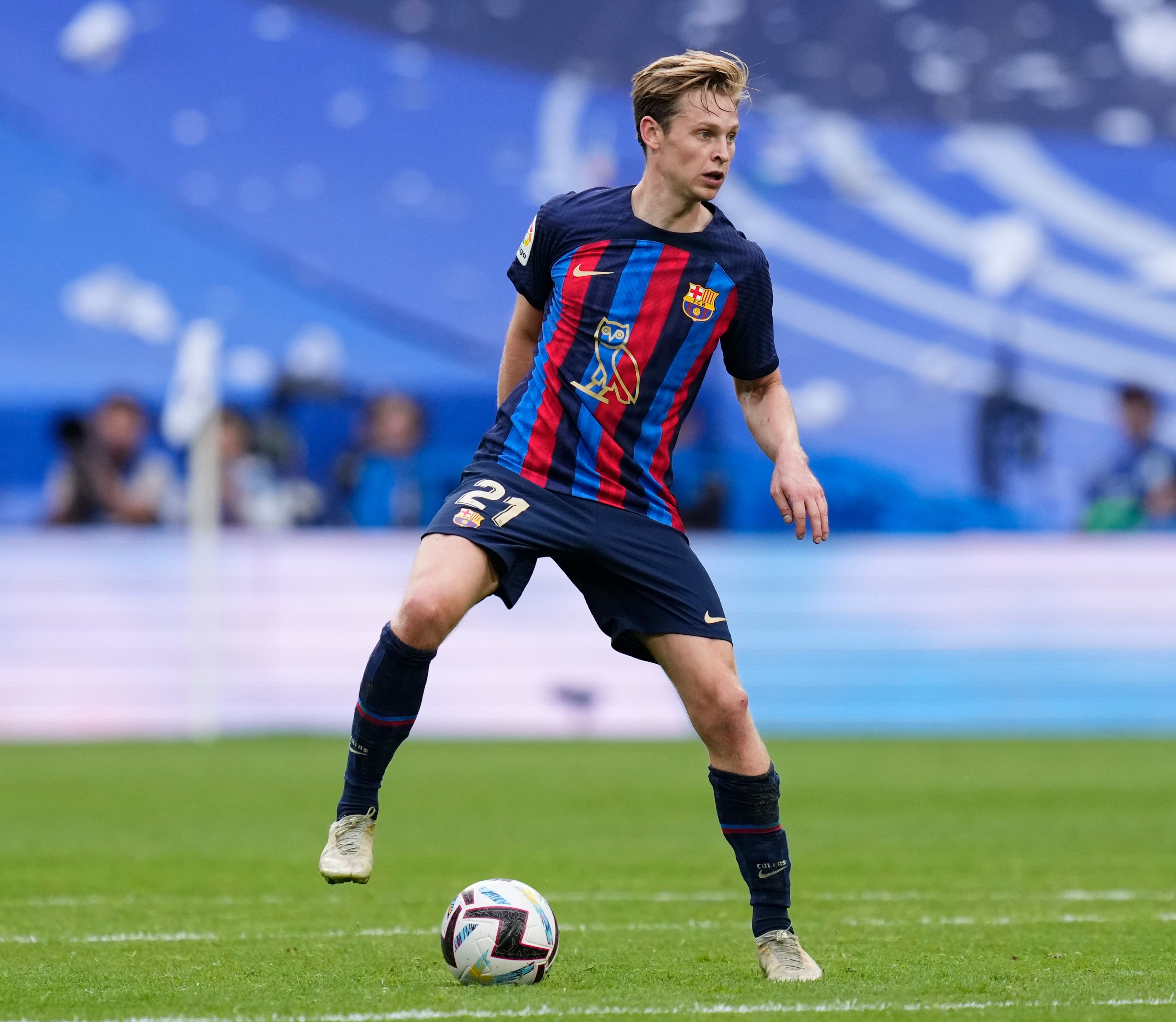 Erik ten Hag 'asks Man Utd to make new efforts to seal Frenkie de Jong transfer' with boss still wanting Barcelona star. The US Sun