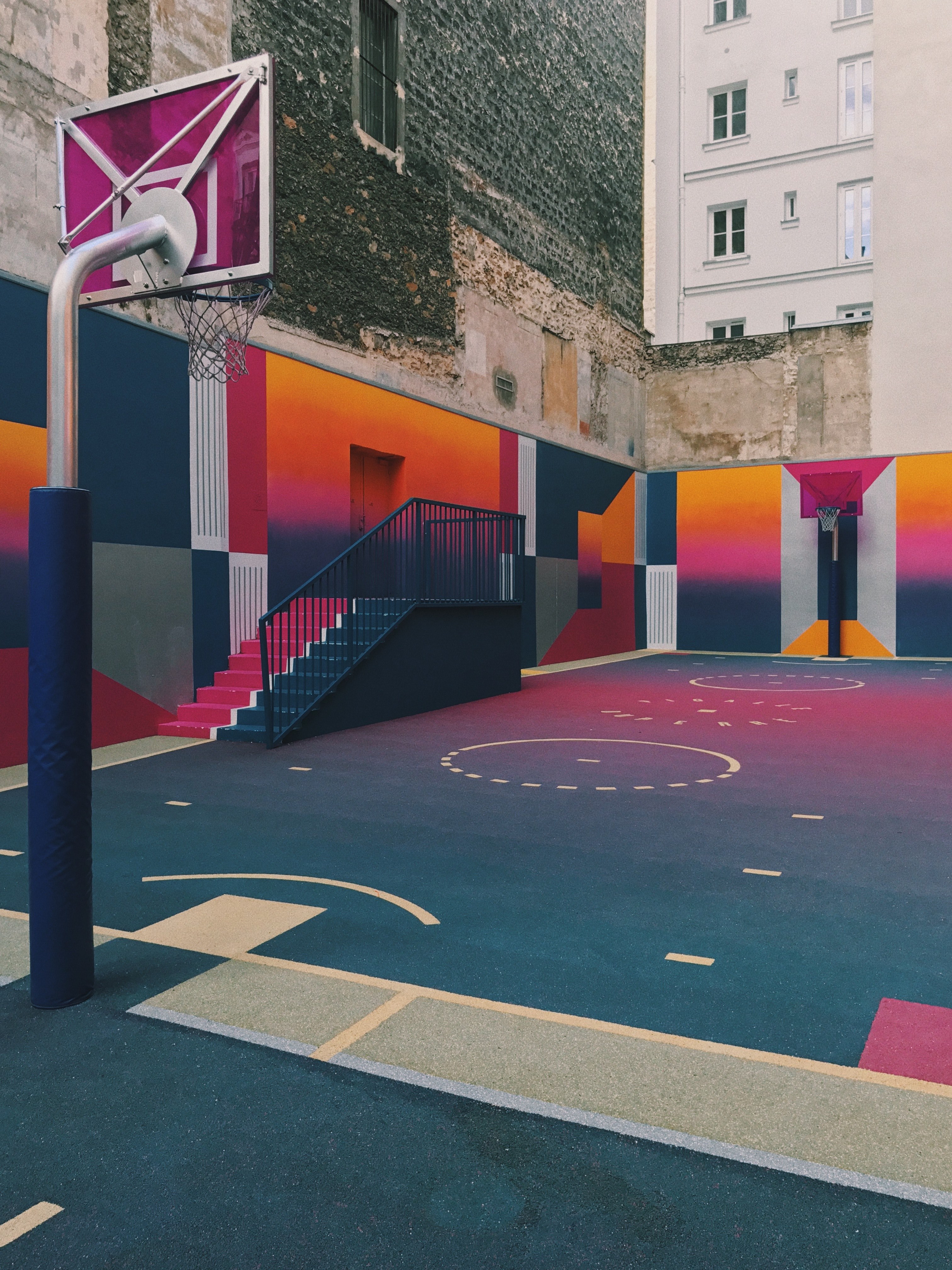 Wallpaper / urban basketball court with colorful graffiti on walls and floor sen zhorzh parizh il de frans franciya, technicolor basketball court in paris 4k wallpaper free download