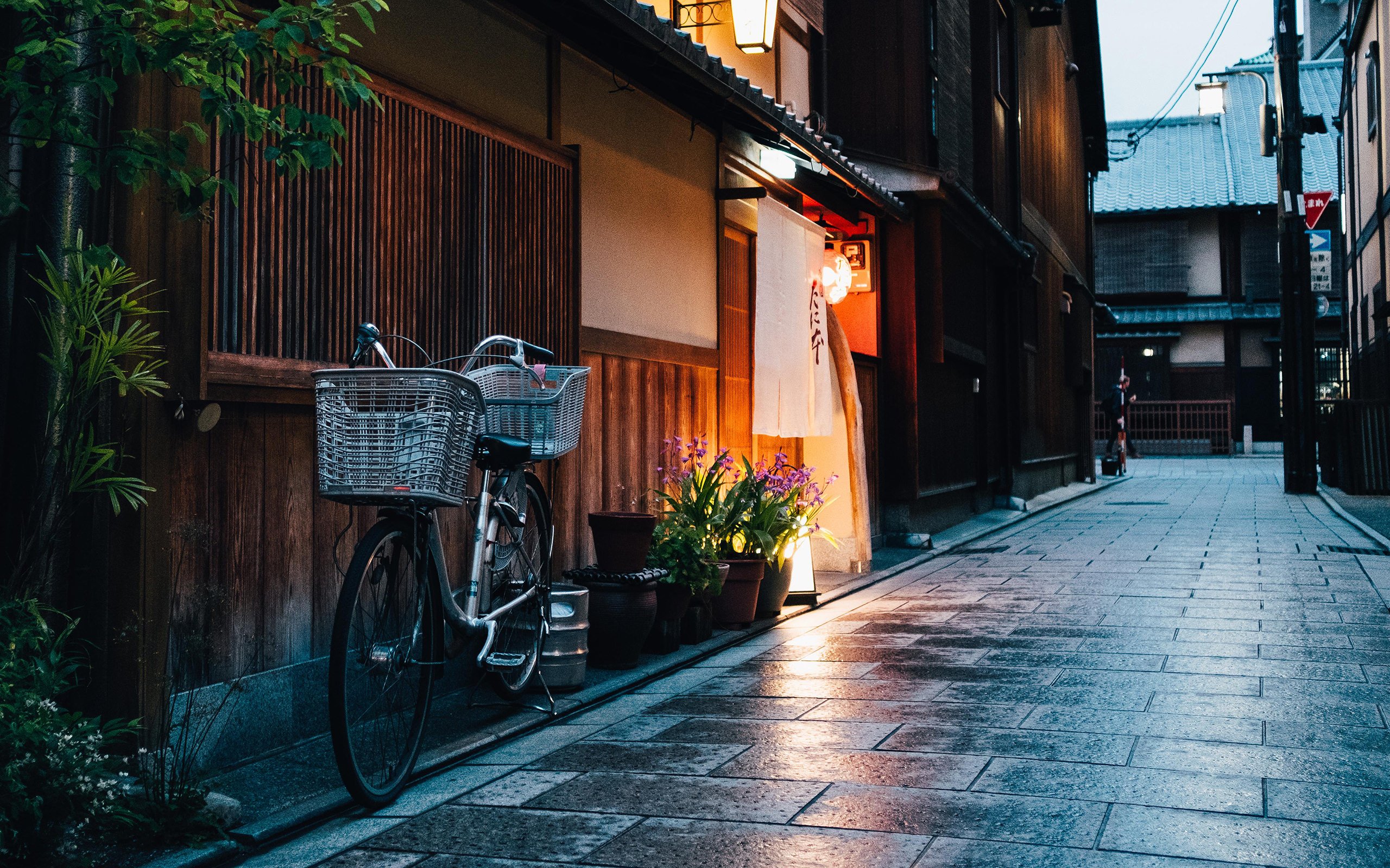 Clean 4K wallpaper for your desktop or mobile screen free and easy to download