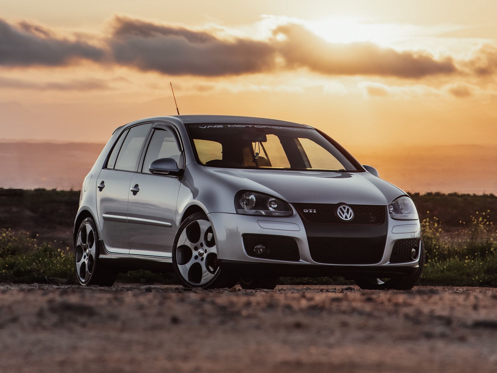 Download wallpaper 1600x1200 volkswagen golf mk5, volkswagen, car, front view, gray standard 4:3 HD background