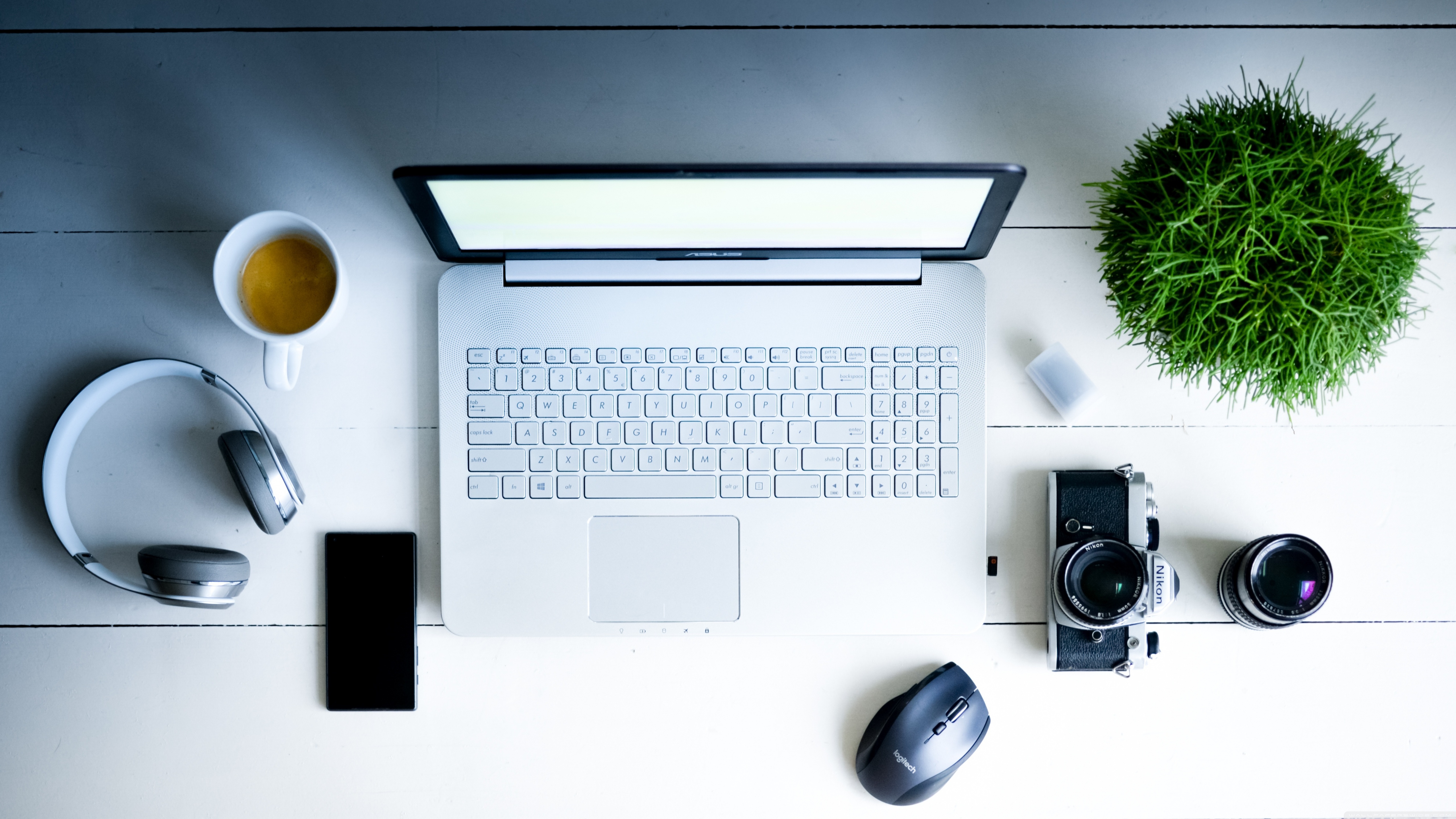 Laptop, Internet, Music, Headphones, Camera, Desk Ultra HD Desktop Background Wallpaper for 4K UHD TV, Widescreen & UltraWide Desktop & Laptop, Tablet