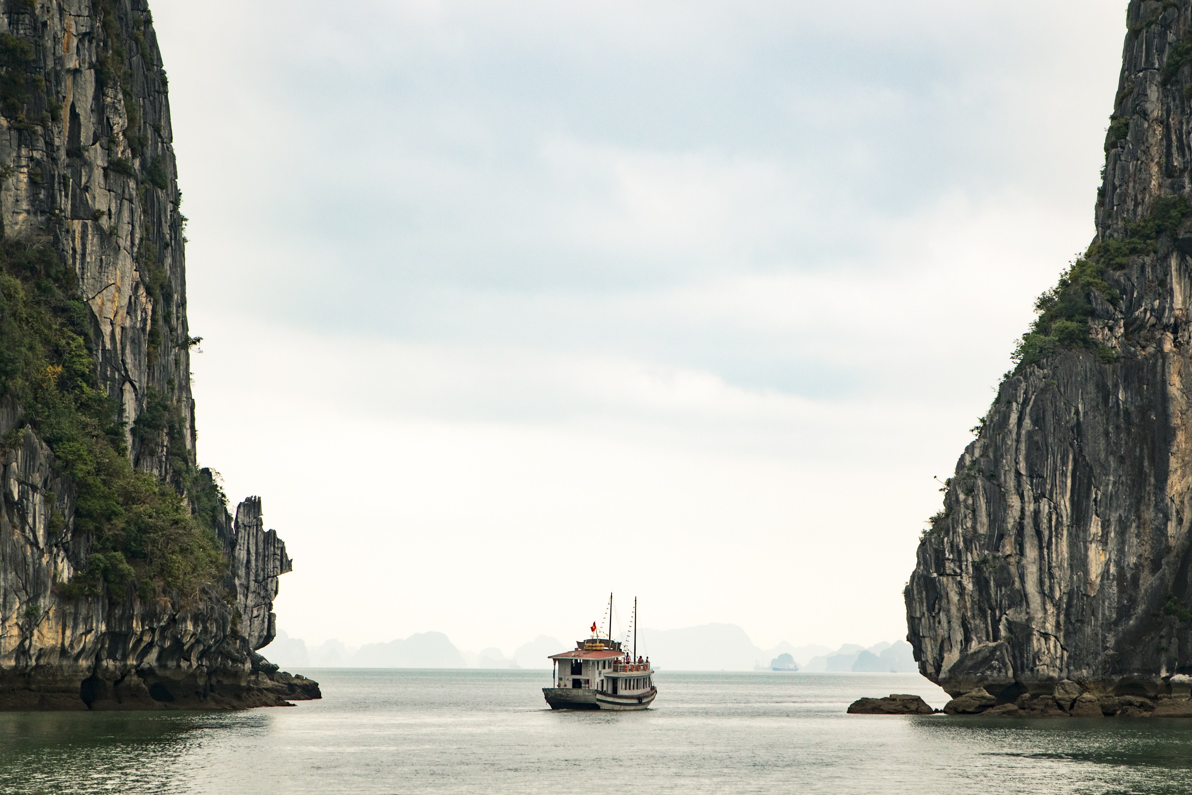 Wallpaper / ha long bay vietnam 4k wallpaper free download