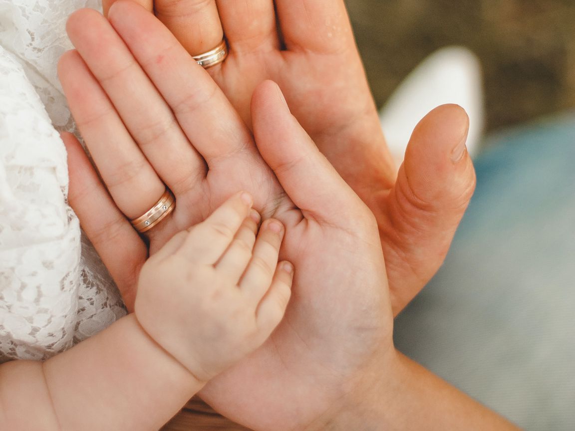 Download wallpaper 1152x864 family, hands, love, care standard 4:3 HD background