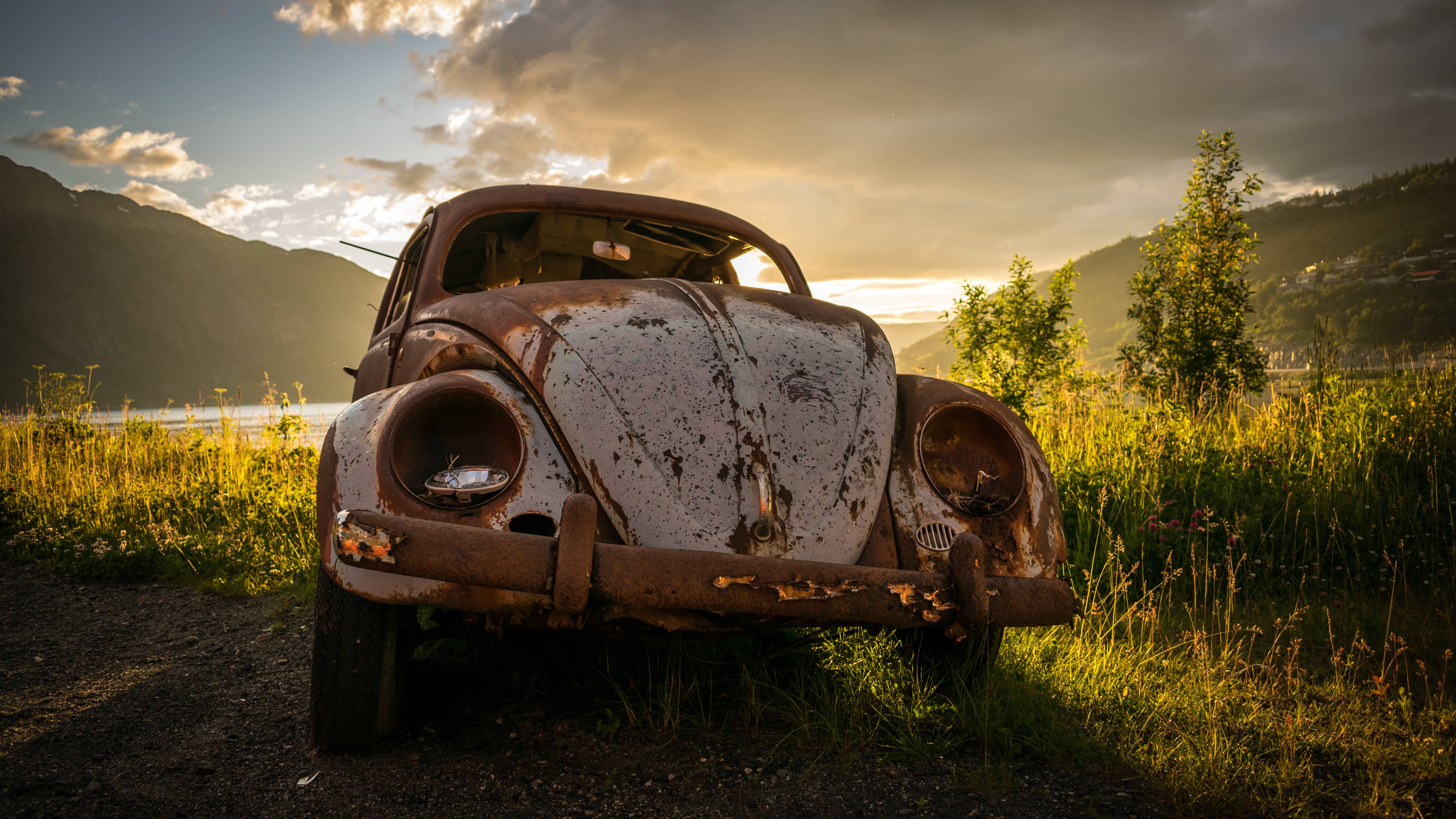 Abandoned VW Beetle 4K wallpaper
