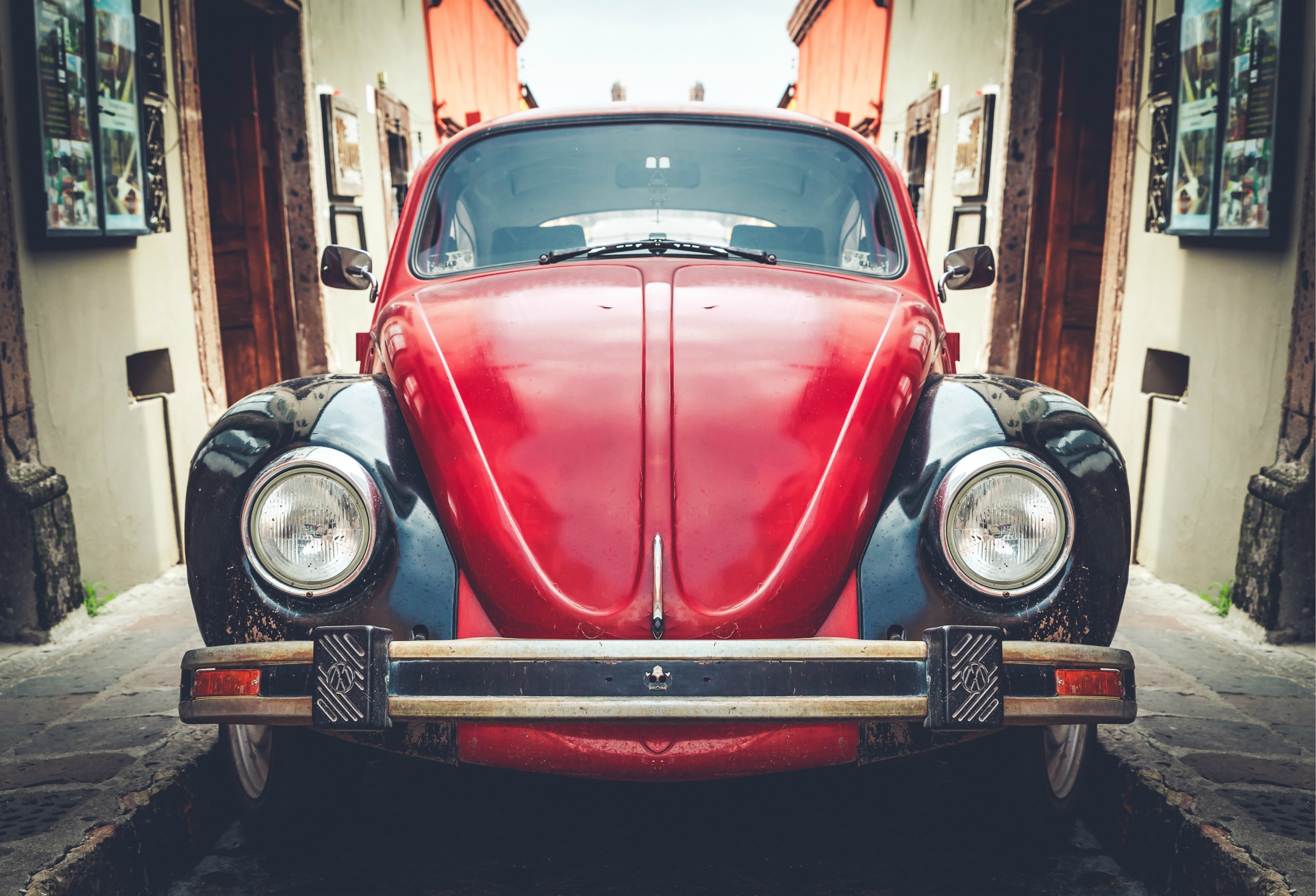 Wallpaper / front of the old vintage volkswagen beetle in the narrow painting decorated street in san miguel de allende, car vehicle vw and red HD 4k wallpaper free download