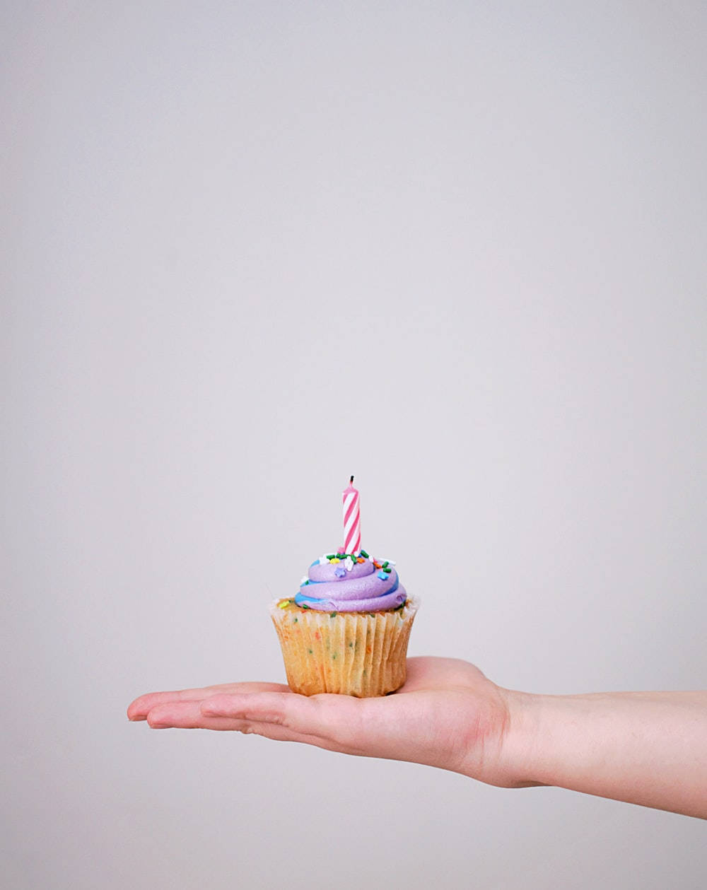 Download Simple Aesthetic Happy Birthday Cupcake Wallpaper