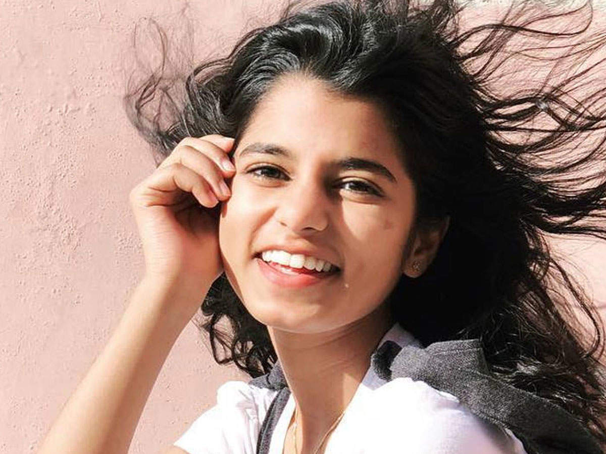 maithili thakur ne thukraya bollywood me gane ka offer social media me jankar ho rahi tarif, 20 साल की लोक गायिका मैथिली ठाकुर ने ठुकराया बॉलीवुड के गानों का ऑफर चारों