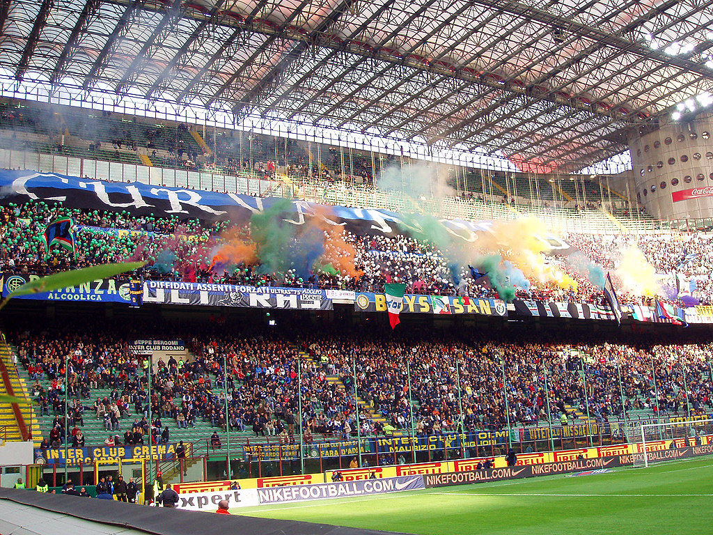 I colori della Nord. Fumogeni in curva nord, durante una ge