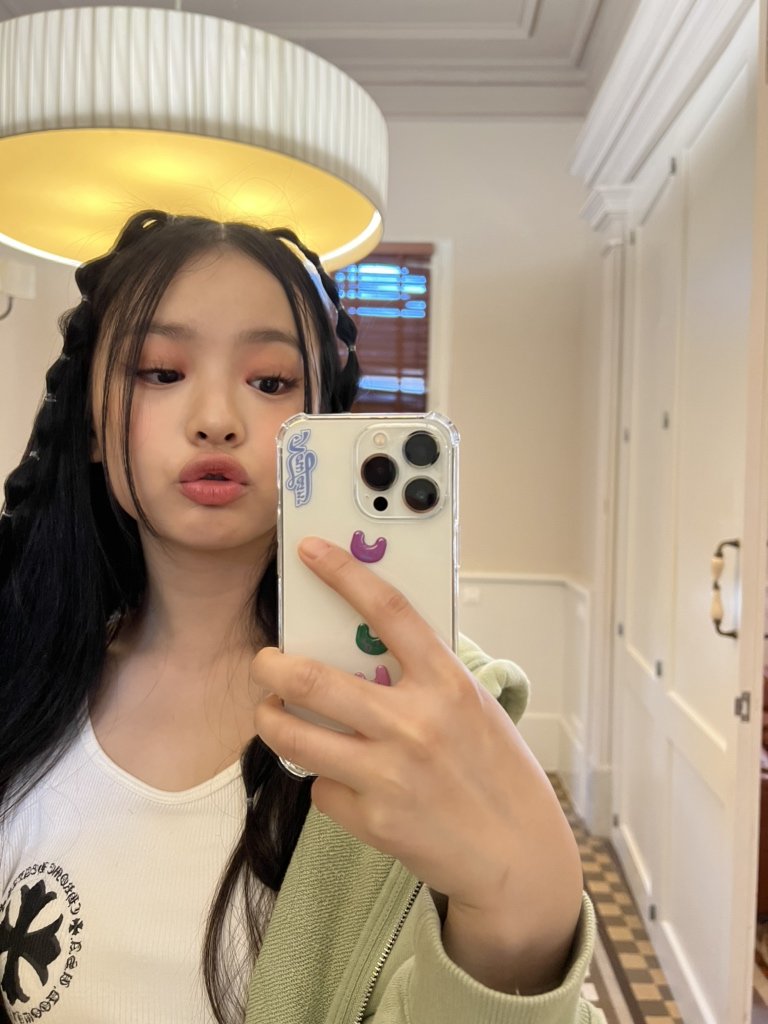 Phoning Update Hanni Photo