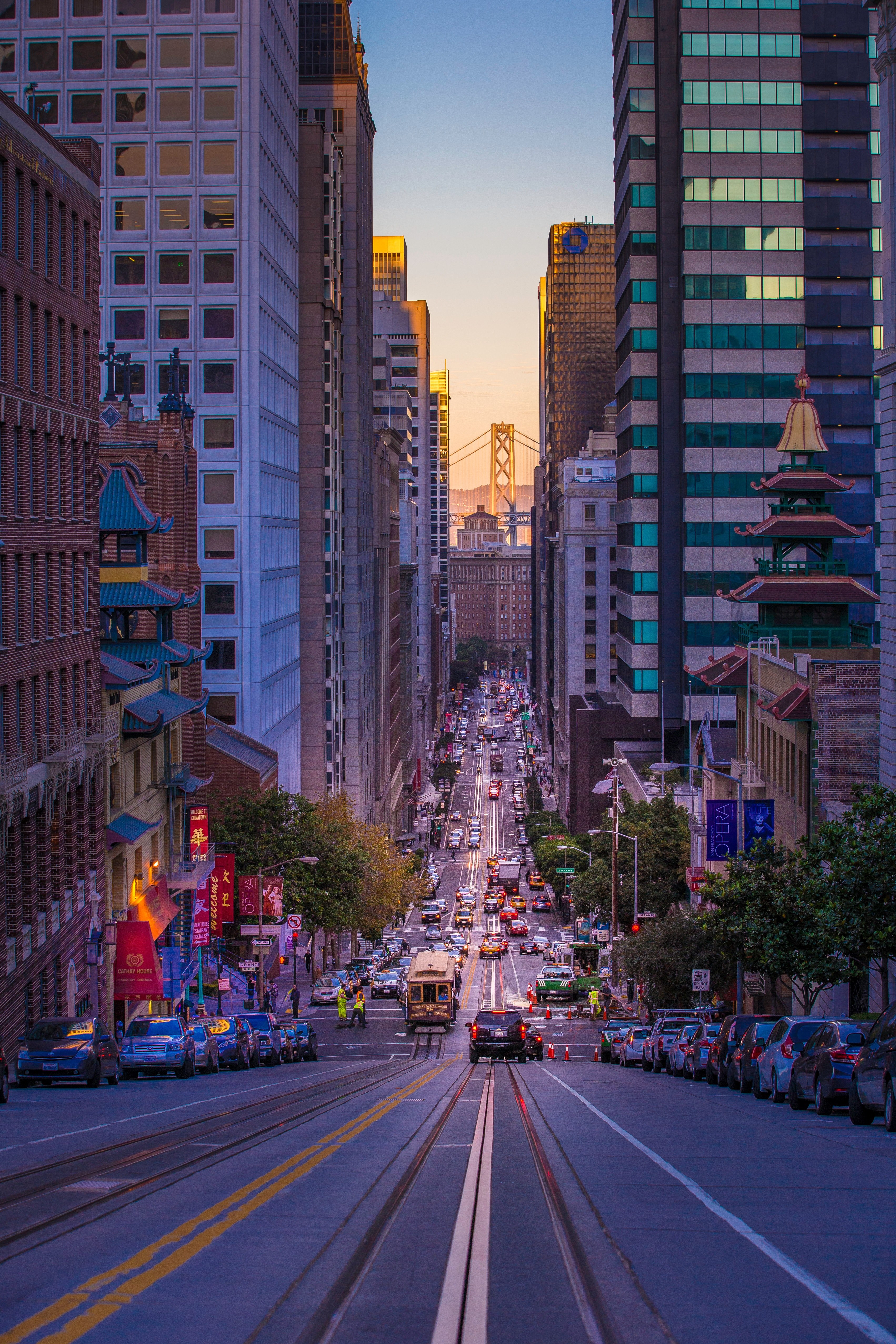Wallpaper / sloped downtown city street in san francisco with tram traffic and skyscrapers california street at dusk, sloped view california street 4k wallpaper free download