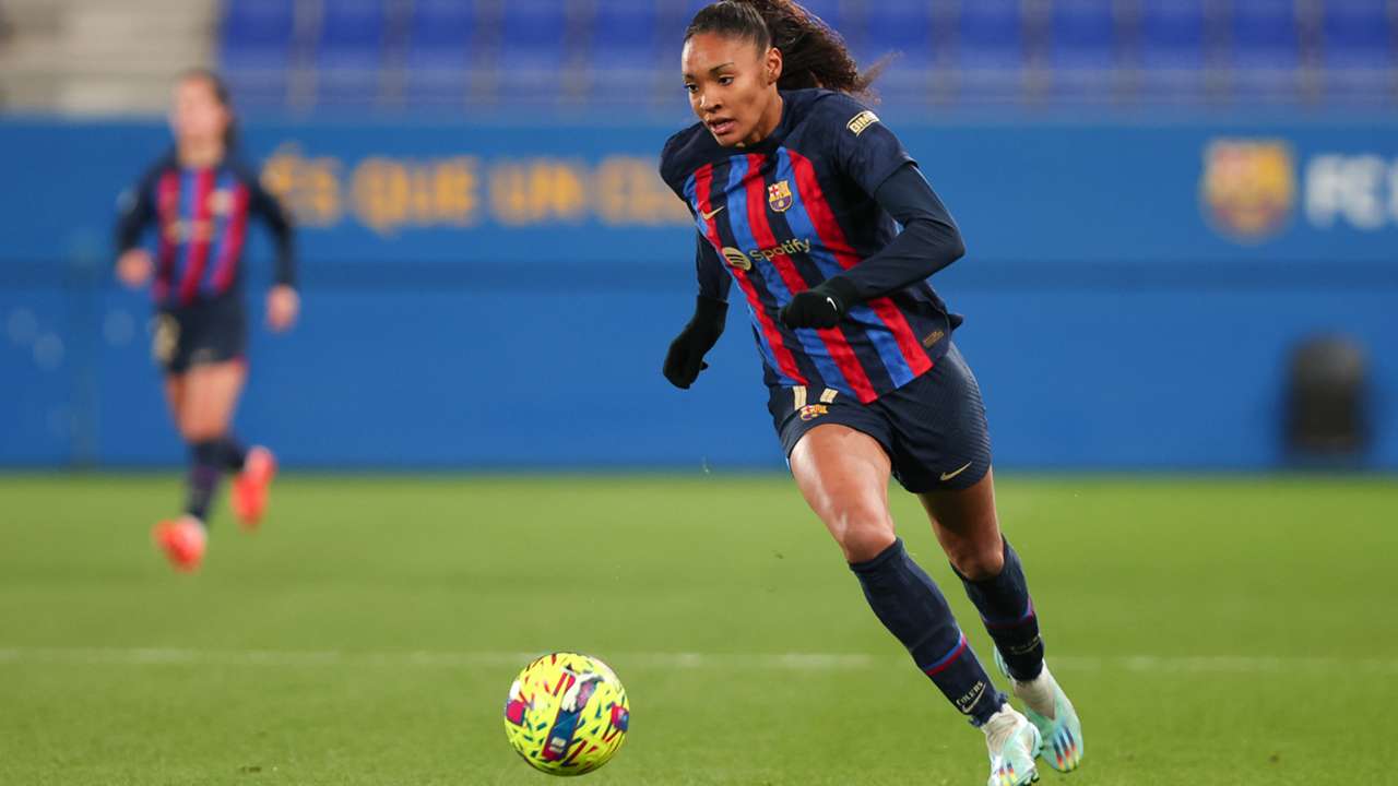 Quién es Salma Paralluelo y cómo juega? La promesa del atletismo español que acabó eligiendo el fútbol. DAZN News España