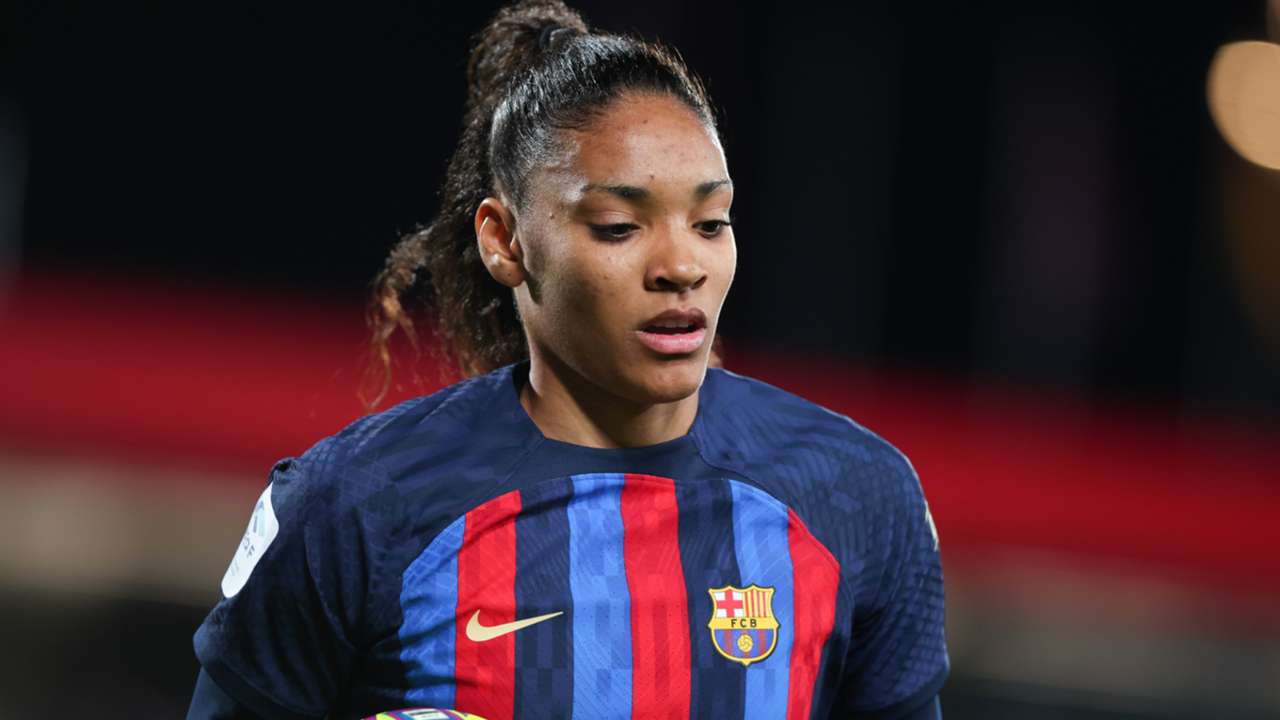 Quién es Salma Paralluelo y cómo juega? La promesa del atletismo español que acabó eligiendo el fútbol. DAZN News España