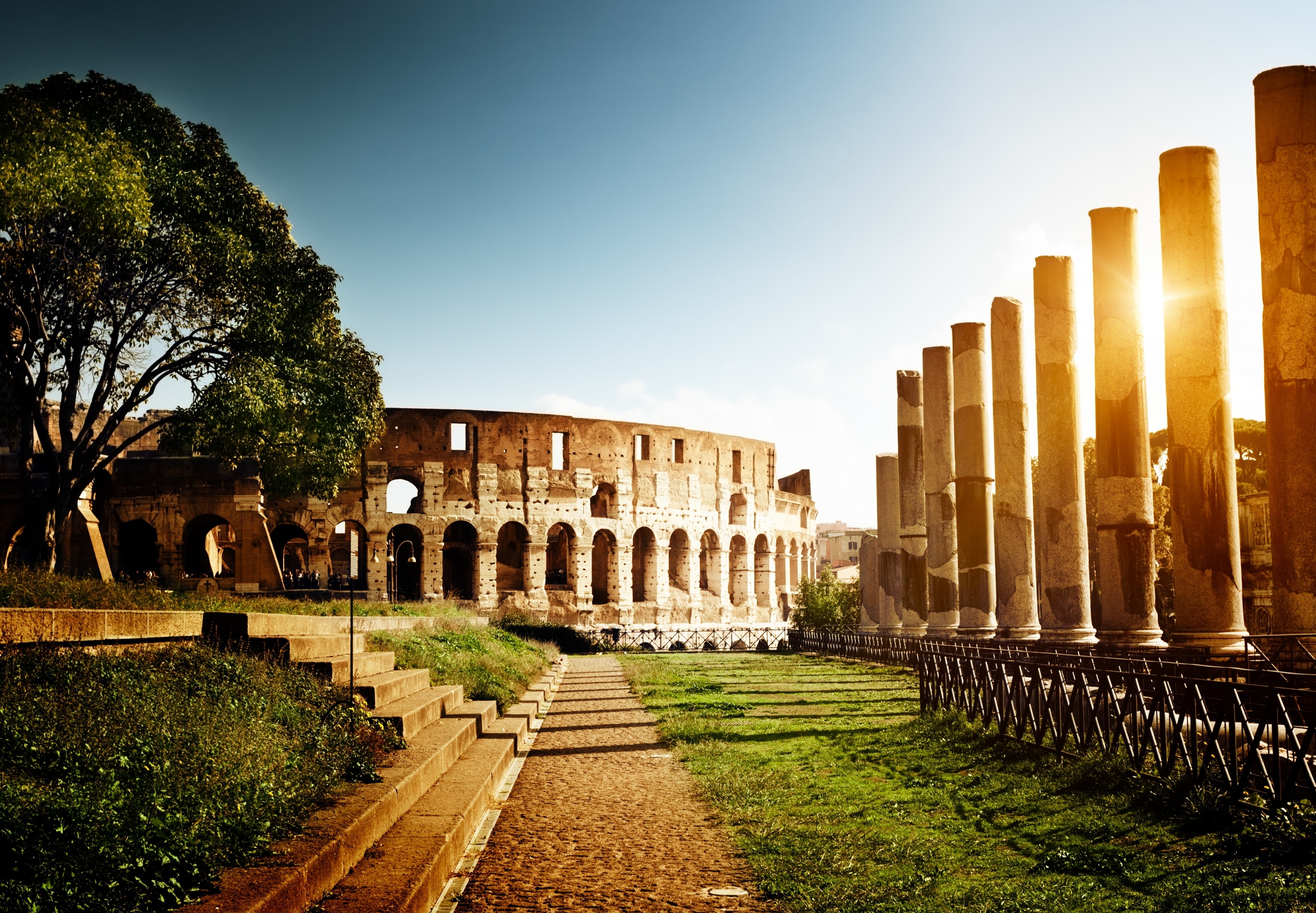 Wallpaper / Italy, Rome, columns, light, amphitheatre, steps, the sun, architecture, 4K, Colosseum free download