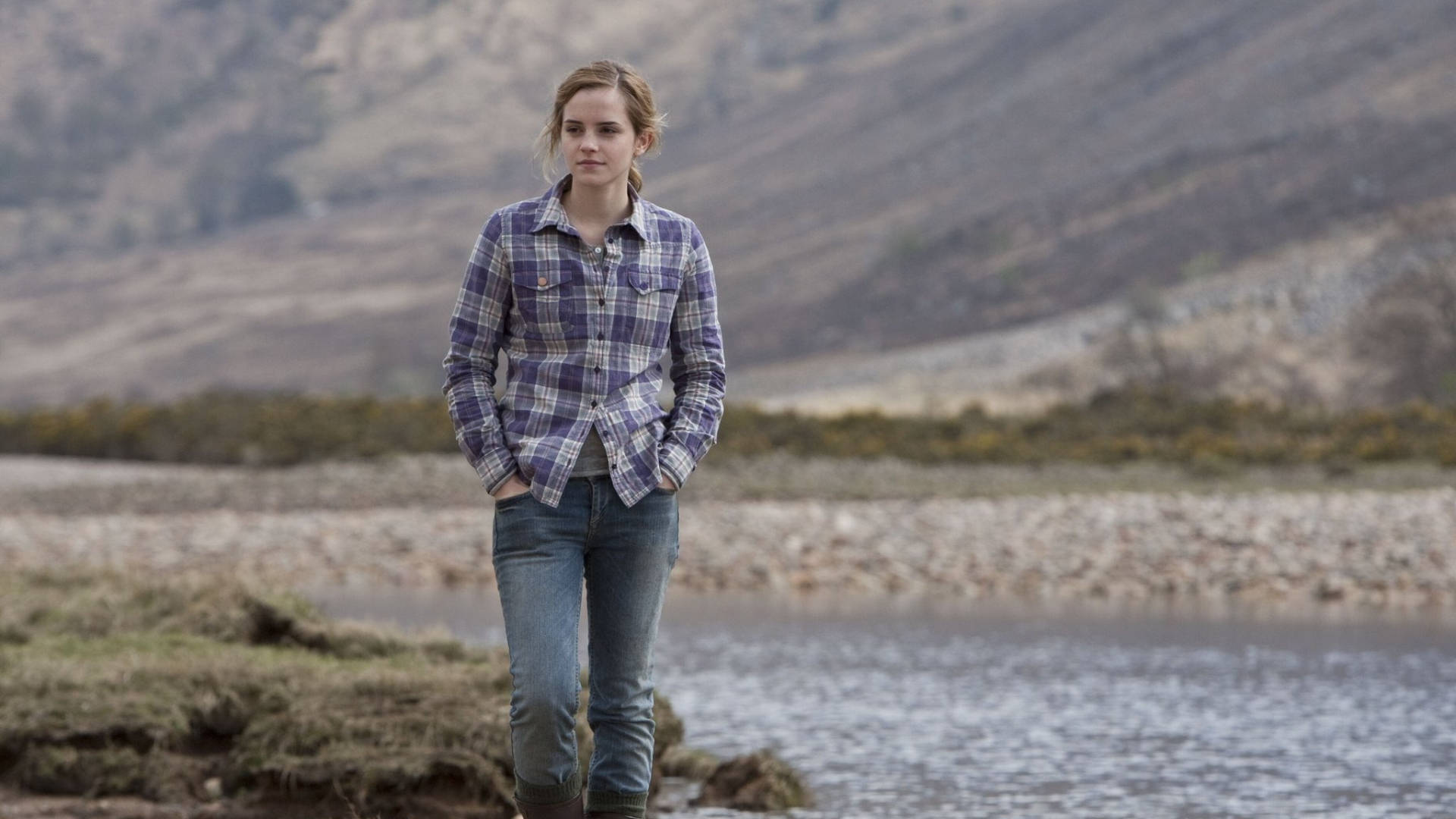 Download Hermione Granger in casual wear Wallpaper