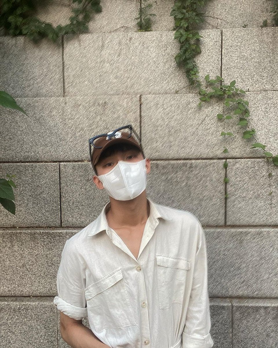 MH. hello to Choi Hyunwook that is ready to hangout with you today! Which picture that you like the most? You can use it as a wallpaper if you