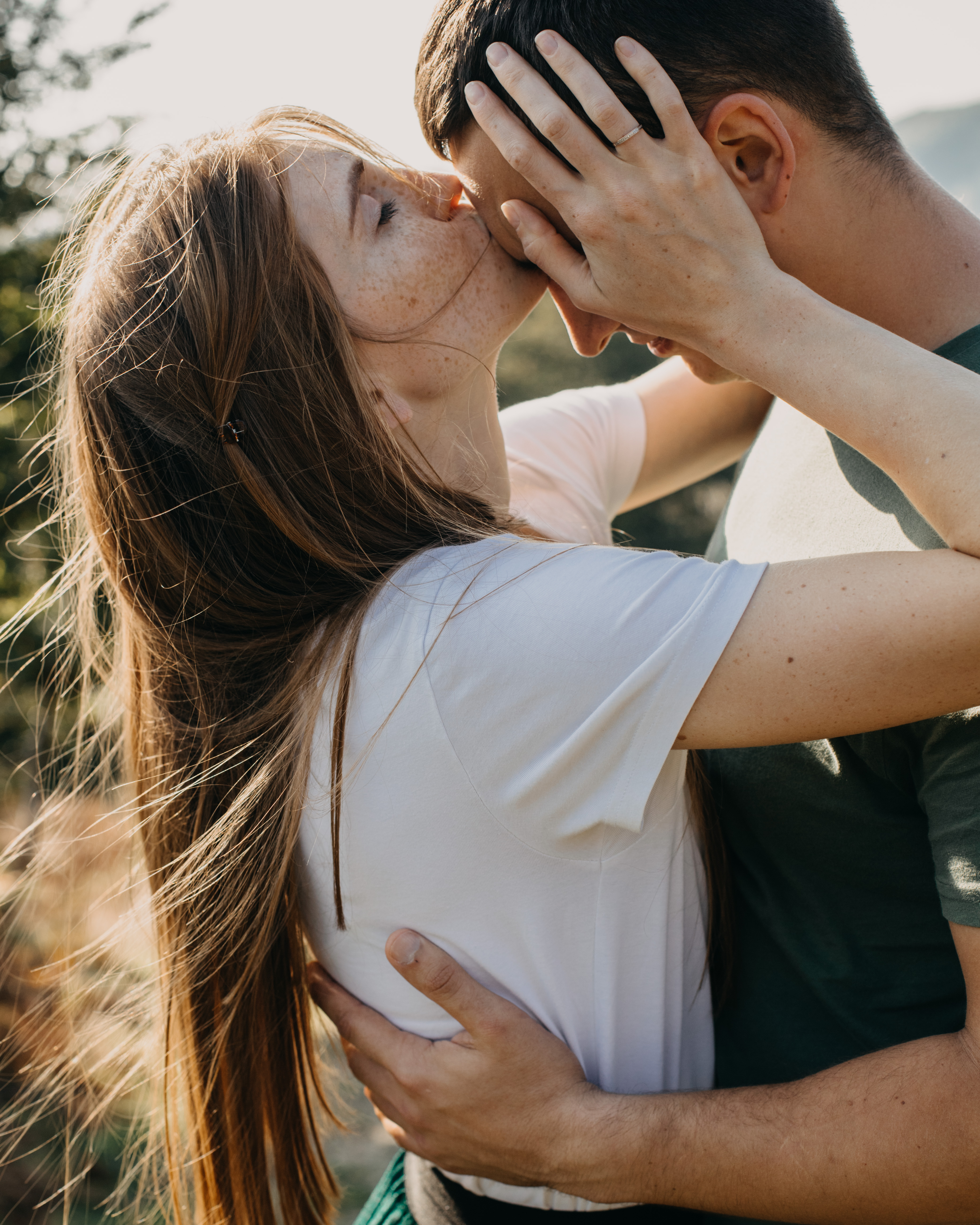 Woman kissing boyfriend on forehead · Free