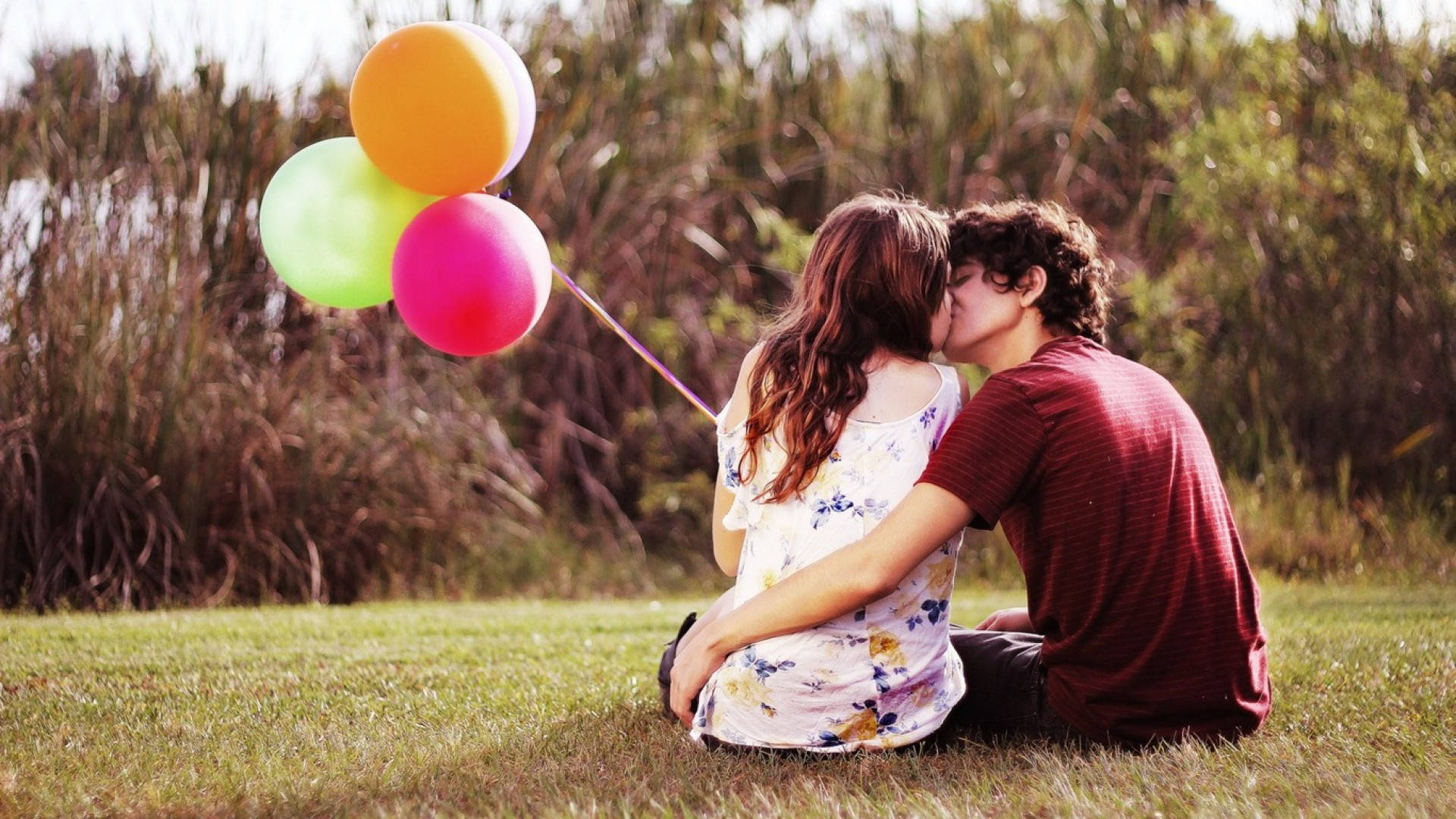 Download Boyfriend And Girlfriend Kisses And Balloons Wallpaper