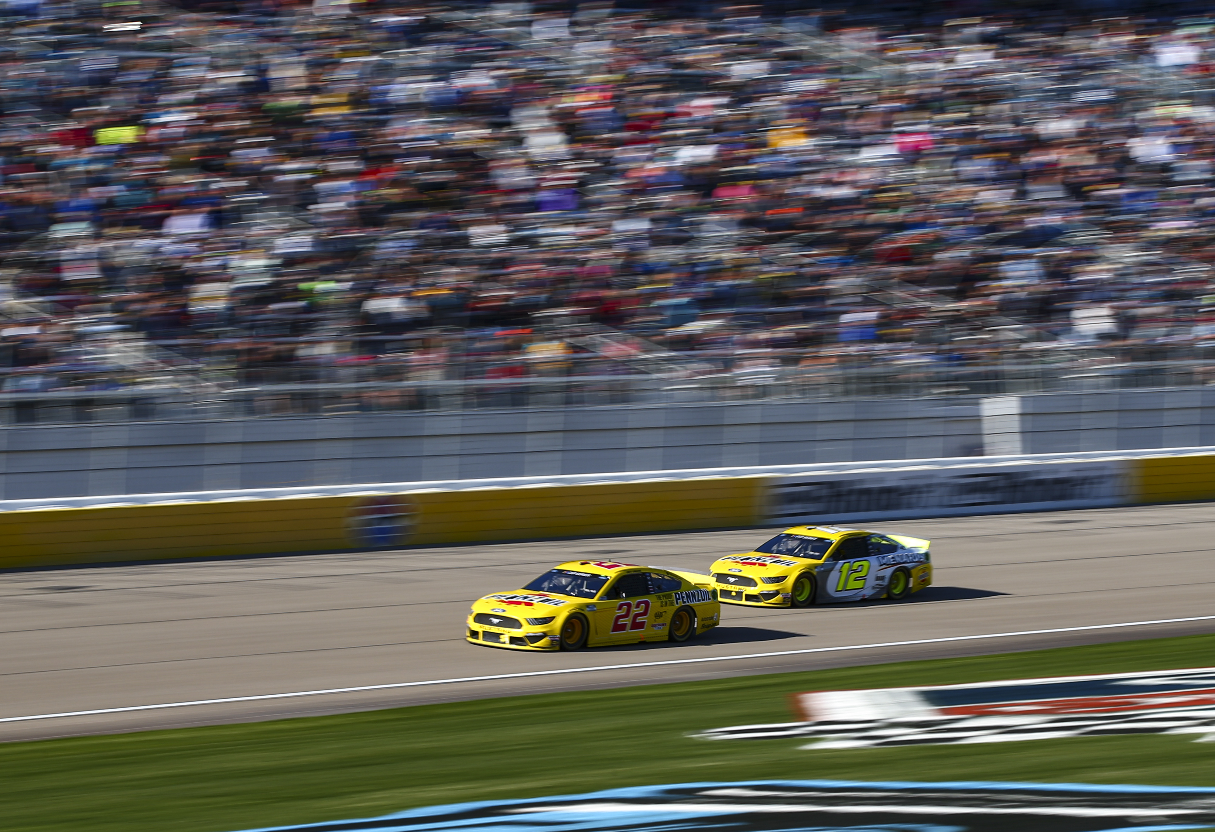 Joey Logano overcomes missed pit call to win at Las Vegas