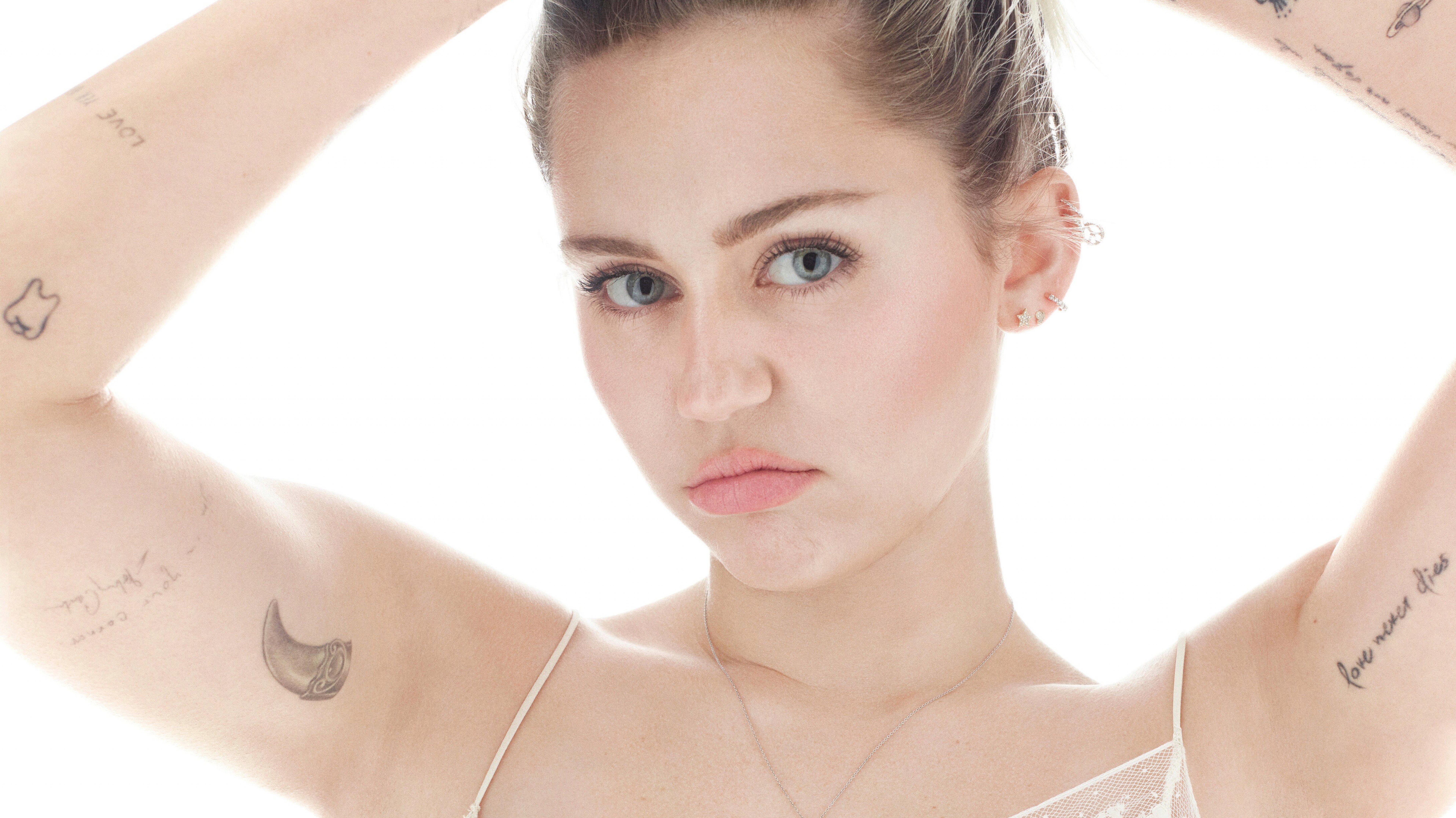 Miley Cyrus Wallpaper for iPhone 4K