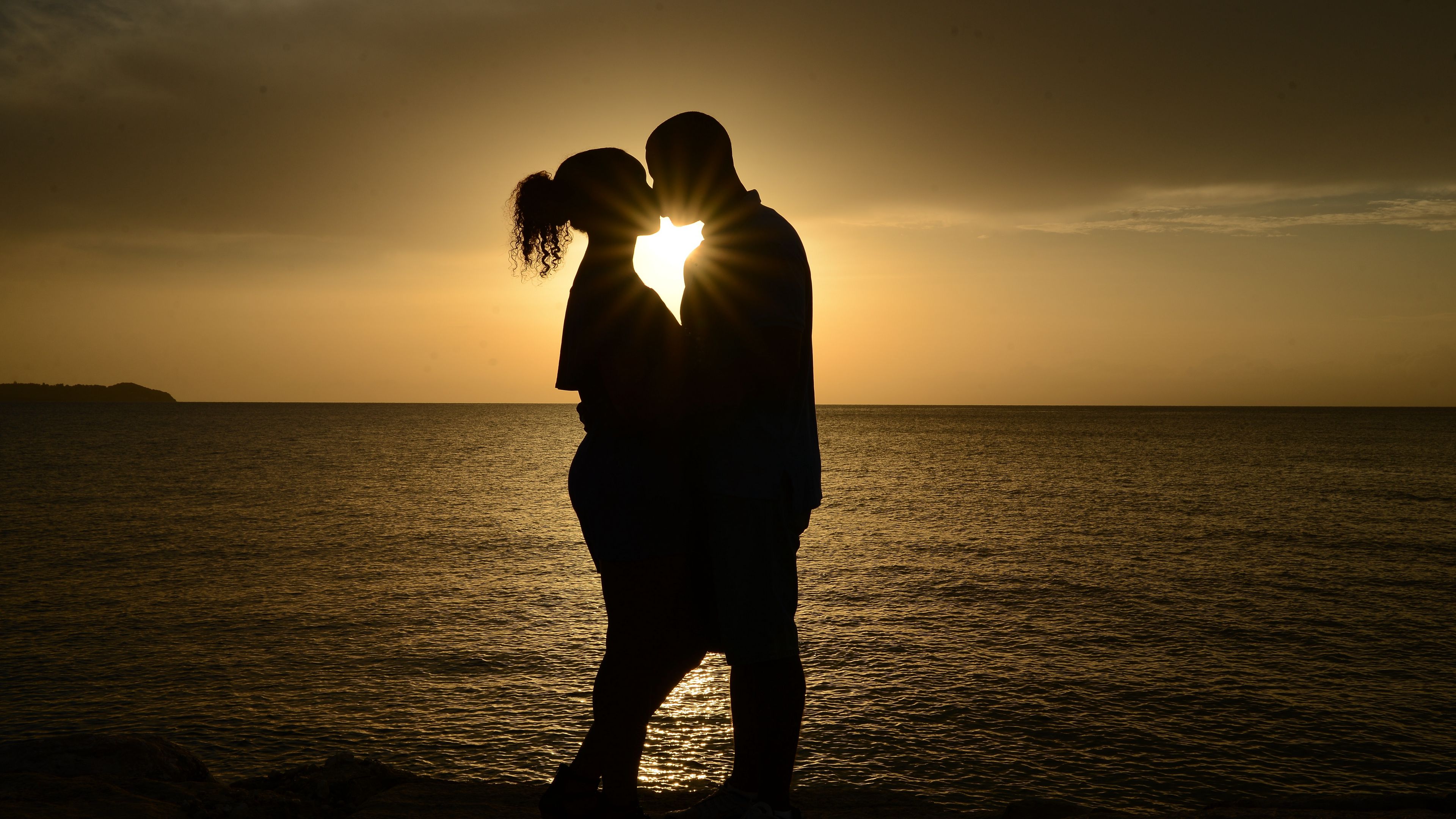 Download wallpaper 3840x2160 couple, kiss, romance, love 4k uhd 16:9 HD background