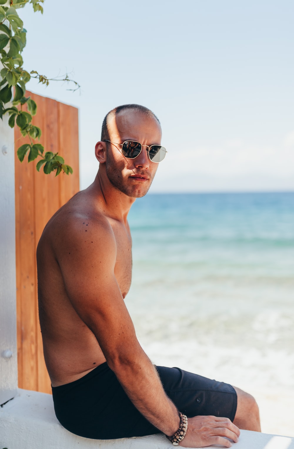 A man wearing sunglasses and holding a phone photo – Free Canada Image on  Unsplash