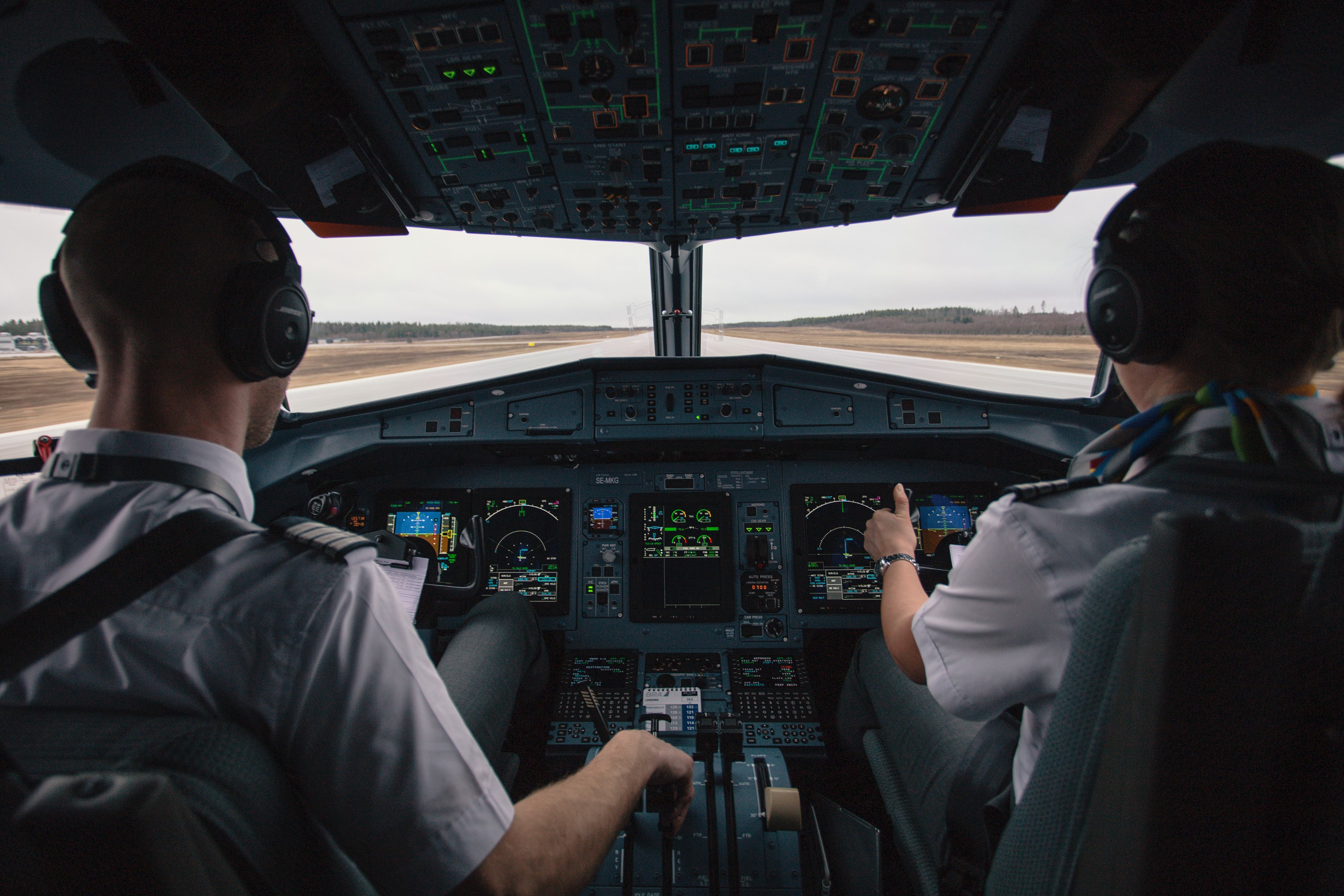 Wallpaper / two pilots in an airplane cockpit during take off, pilots taking off 4k wallpaper free download