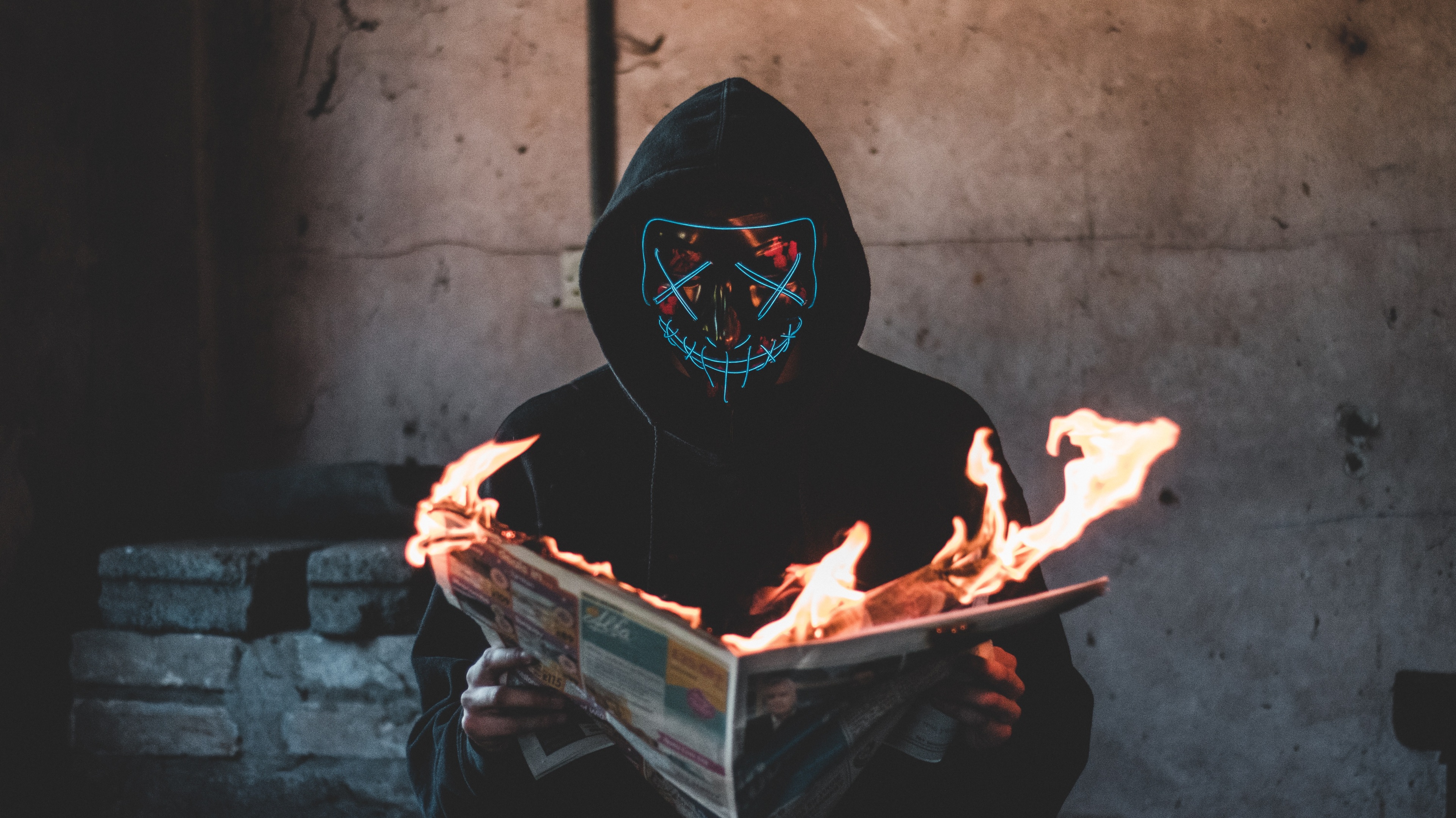 Wallpaper 4k Mask Guy Reading A Burning News Paper Wallpaper