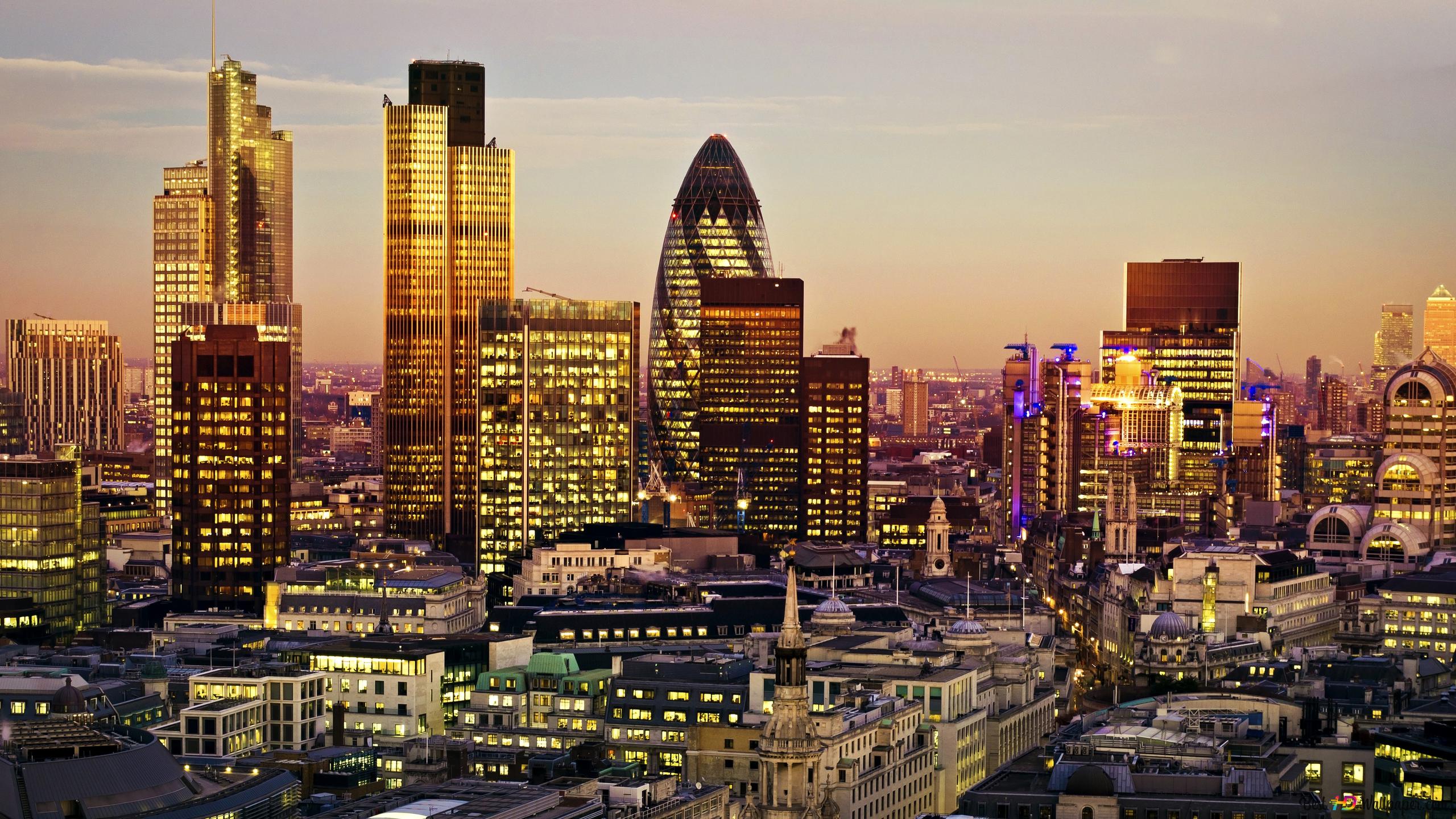 London buildings under yellow lights 4K wallpaper download