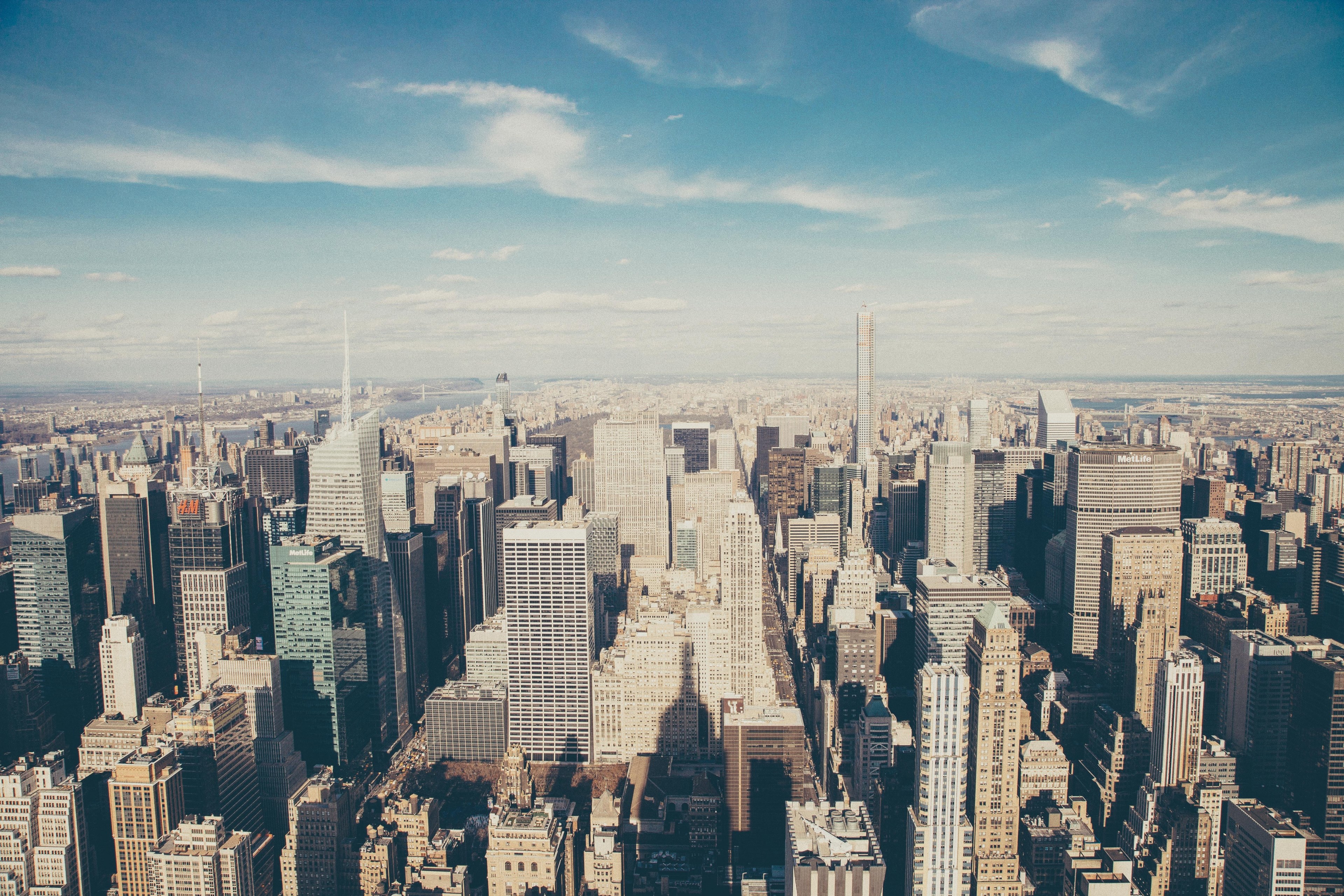 Wallpaper / the new york city skyline on a bright day with a beautiful blue sky, beautiful nyc skyline 4k wallpaper free download