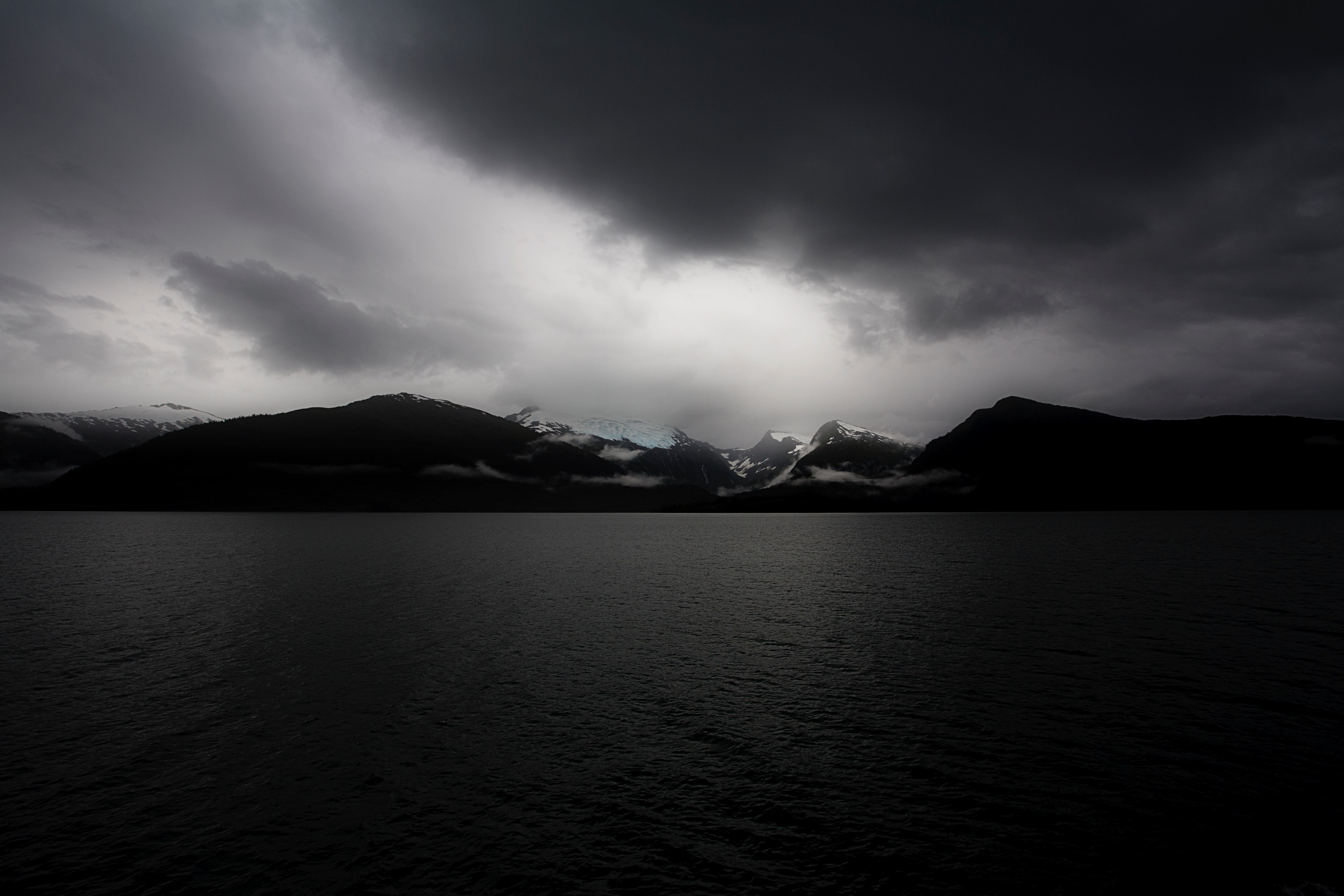 Wallpaper / dark cloud lake and black and white HD 4k wallpaper free download