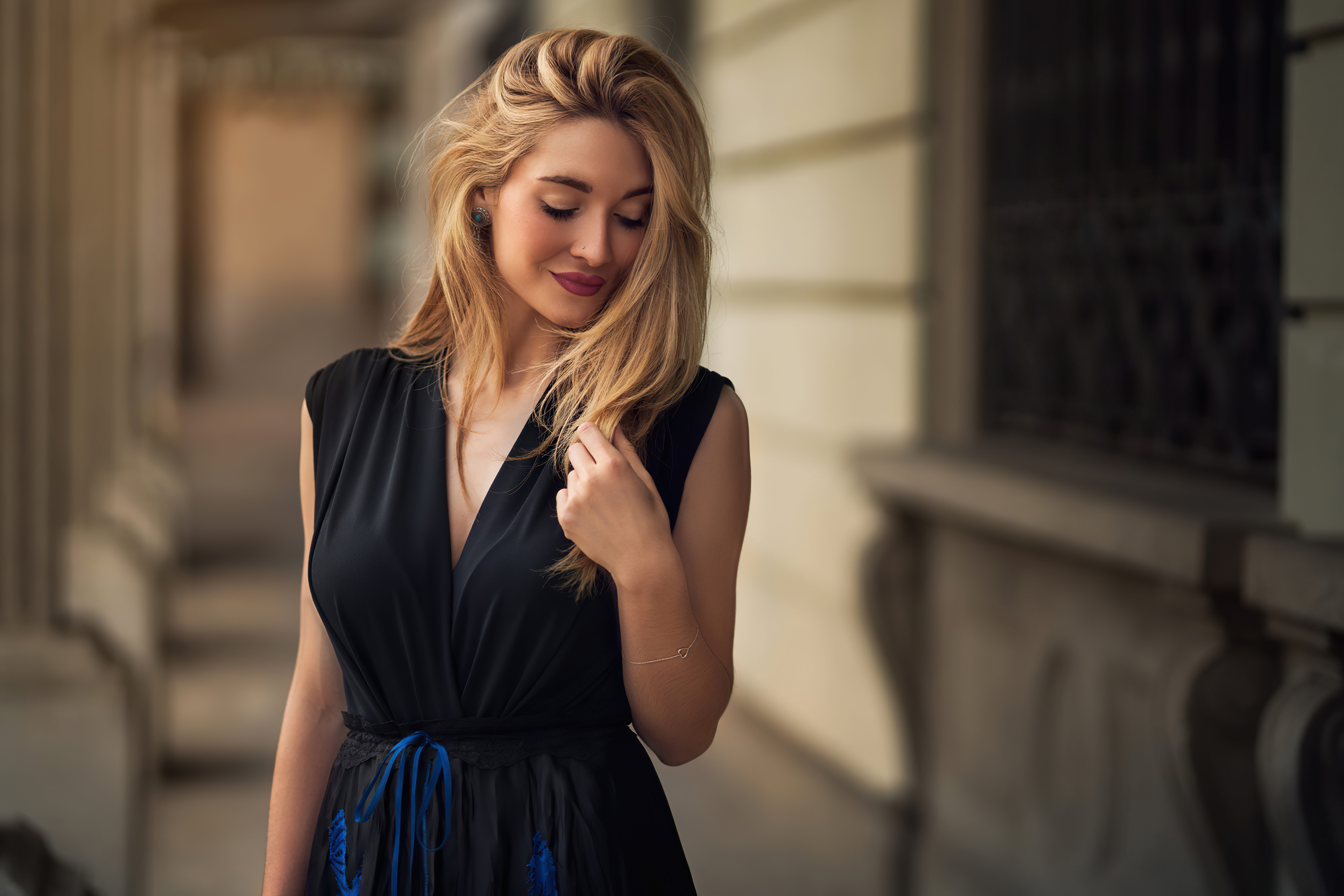 Wallpaper 4k Curly Hair Blonde Girl Black Dress 4k Wallpaper