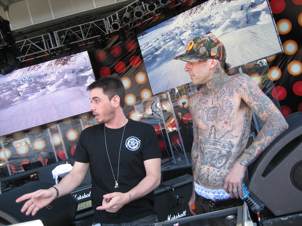 DJ AM & Travis Barker DJ AM B.Live Miami 2008 watching Aok