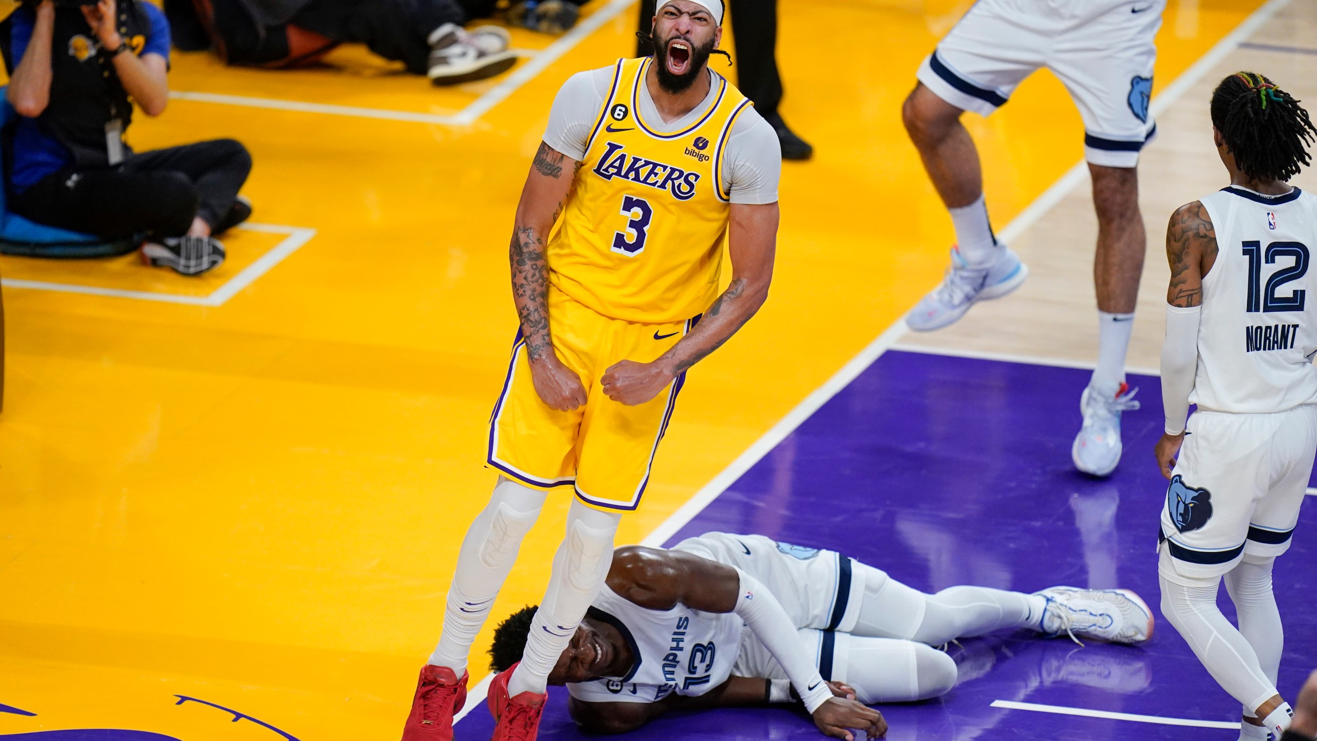 Lakers Obliterate Grizzlies 125 85, Advance To 2nd Round