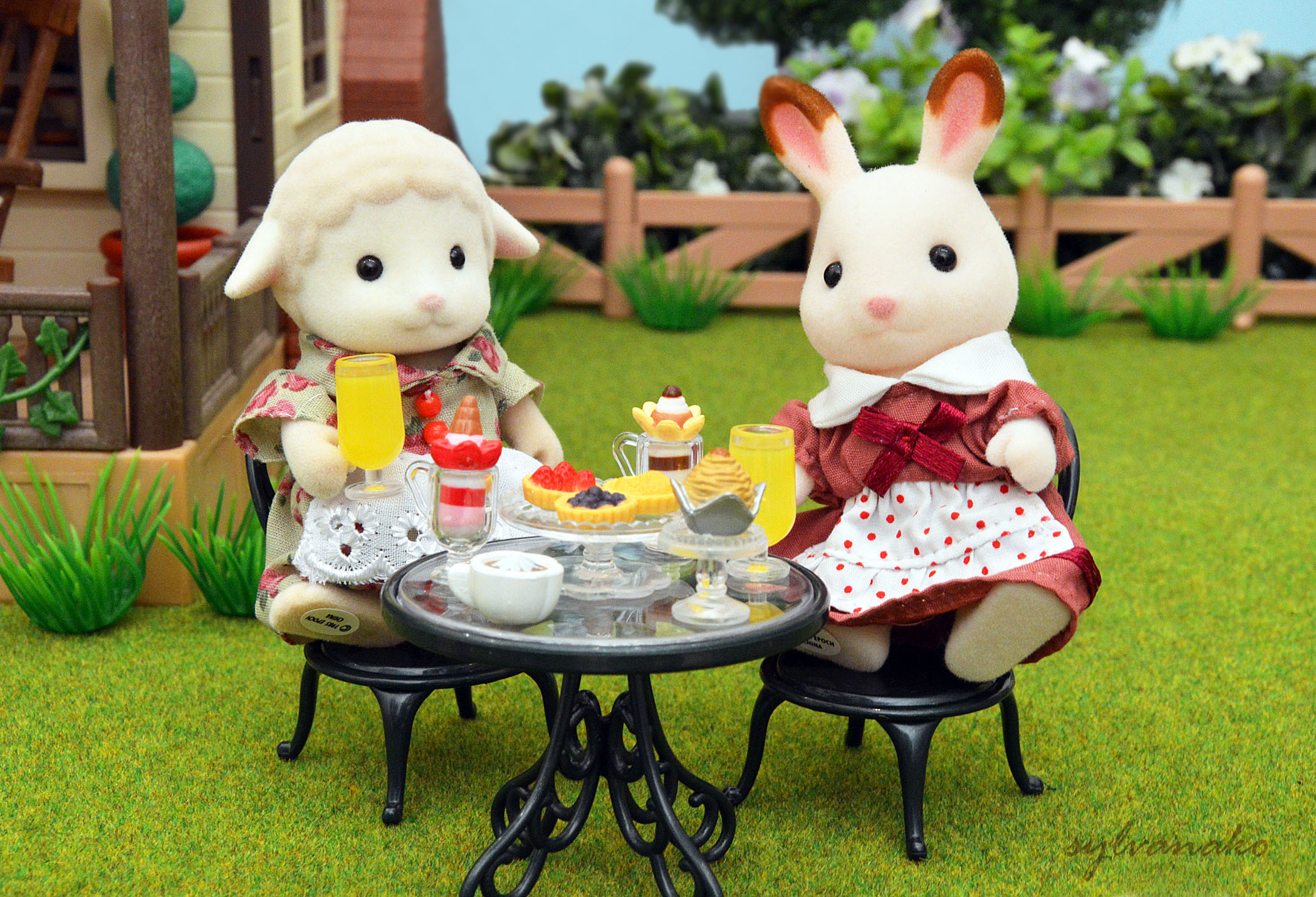 Wallpaper, girls, food, house, cute, home, animal, dinner, yard, garden, table, toys, miniature, sheep, sweet, families, company, icecream, porch, calico, critters, rabbits, manor, coffe, sylvanianfamilies, sylvanian, calicocritters 2100x1431