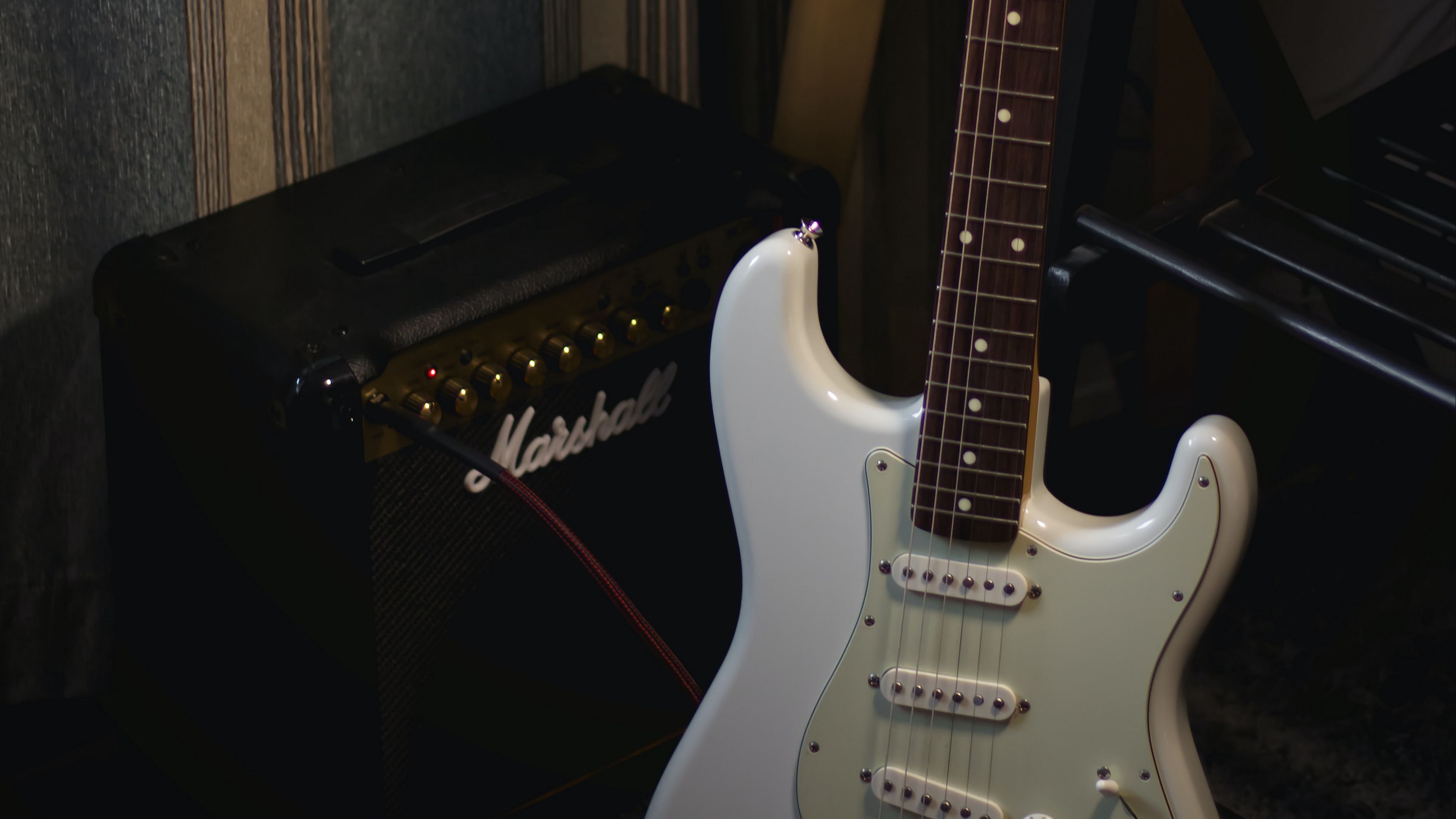 Download wallpaper 3840x2160 electric guitar, guitar, white, amplifier, musical instrument 4k uhd 16:9 HD background