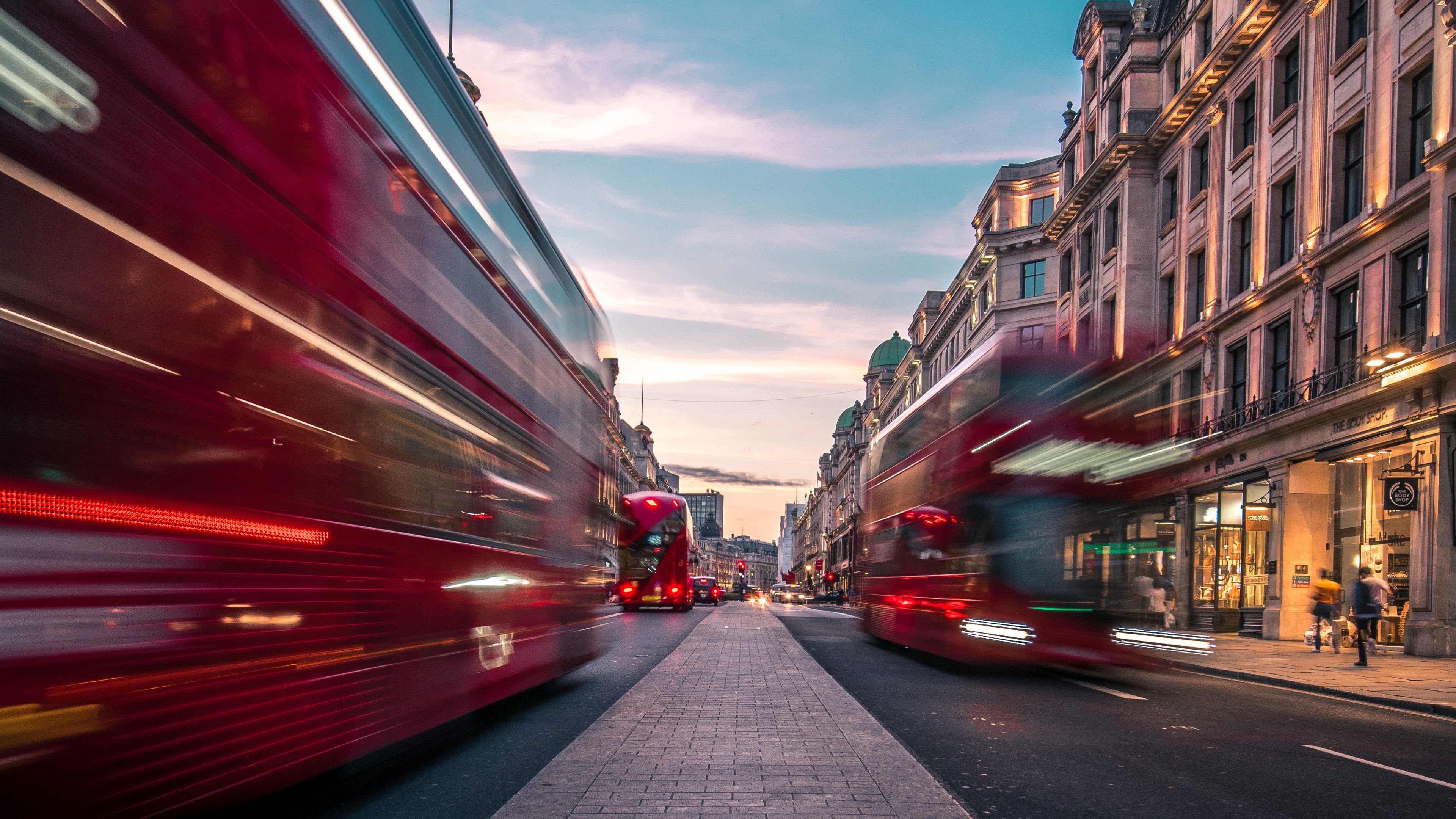 Download wallpaper 3840x2160 buses, speed, traffic, street, london, united kingdom 4k uhd 16:9 HD background