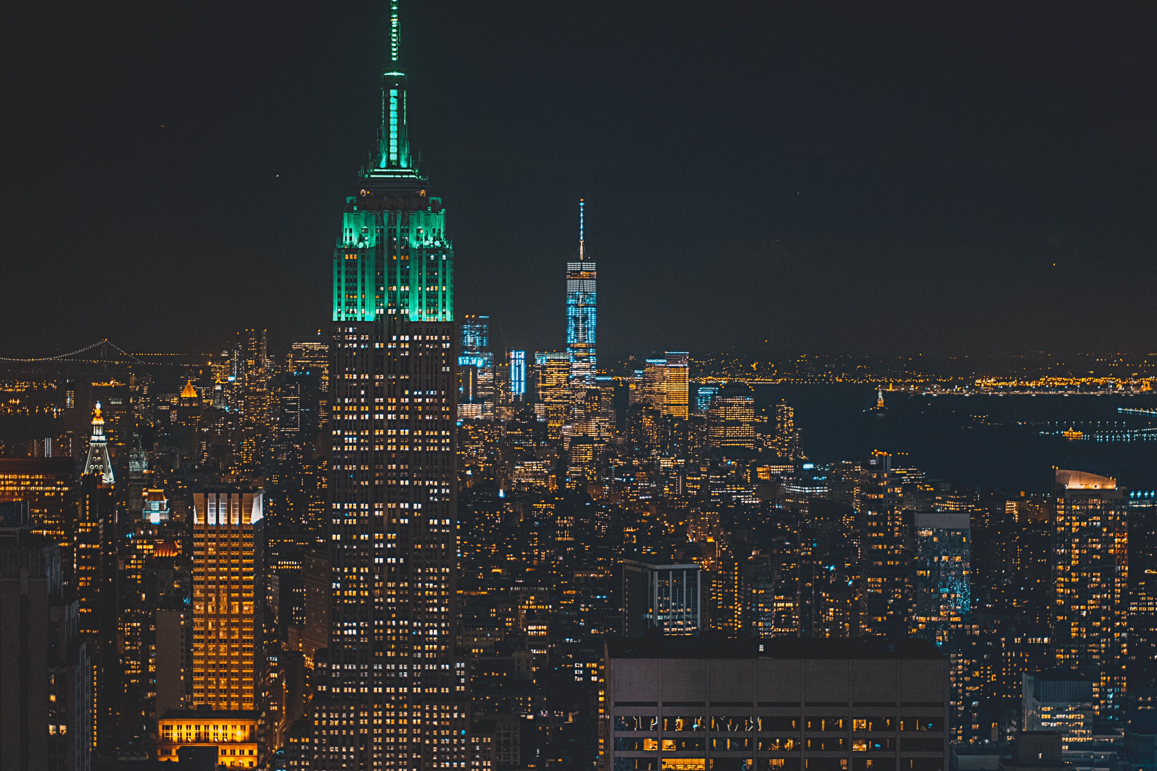 Wallpaper / view of the empire state building with a nyc skyline lit up at night, nyc at night 4k wallpaper free download