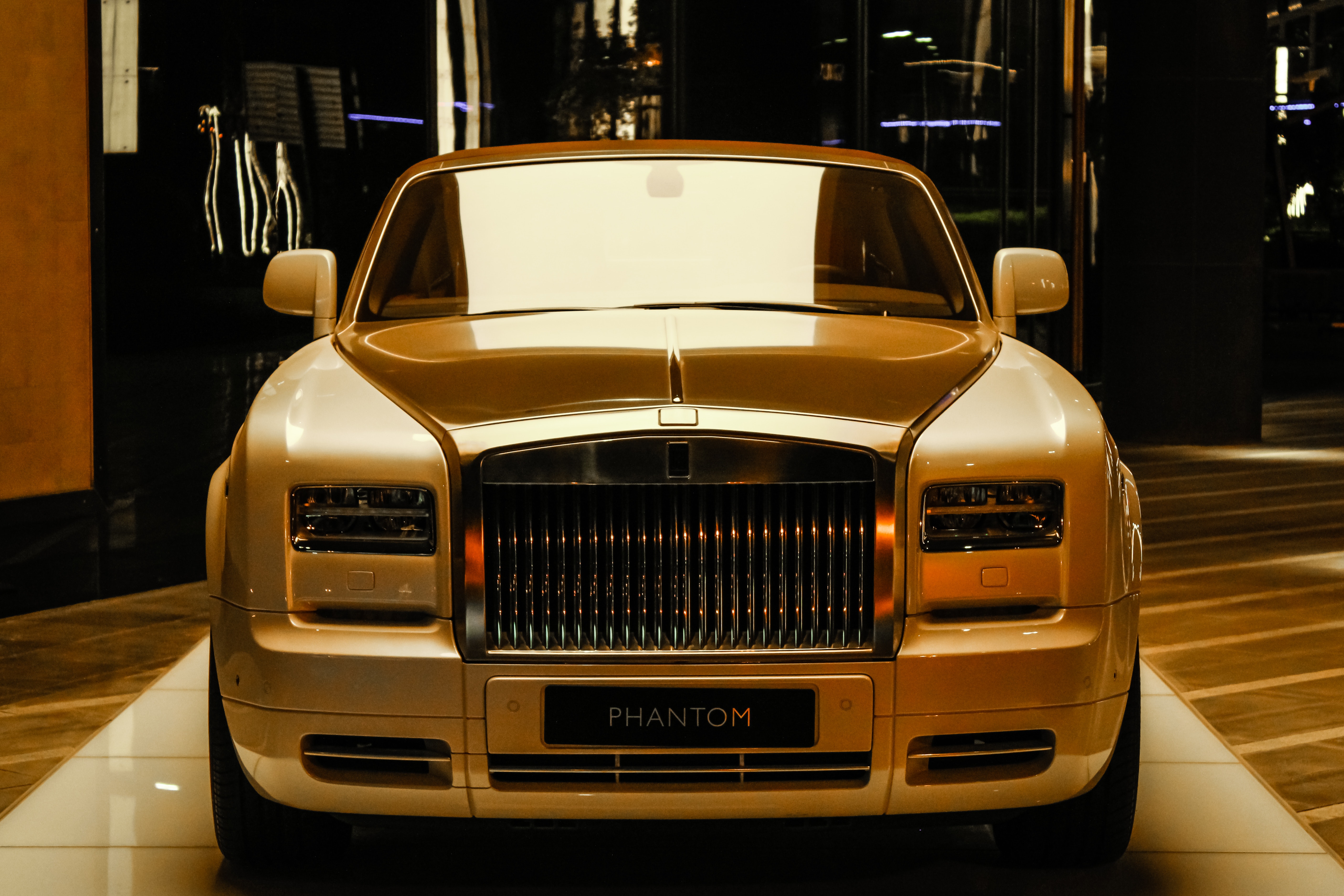 Golden Rolls Royce Phantom Drophead Coup · Free