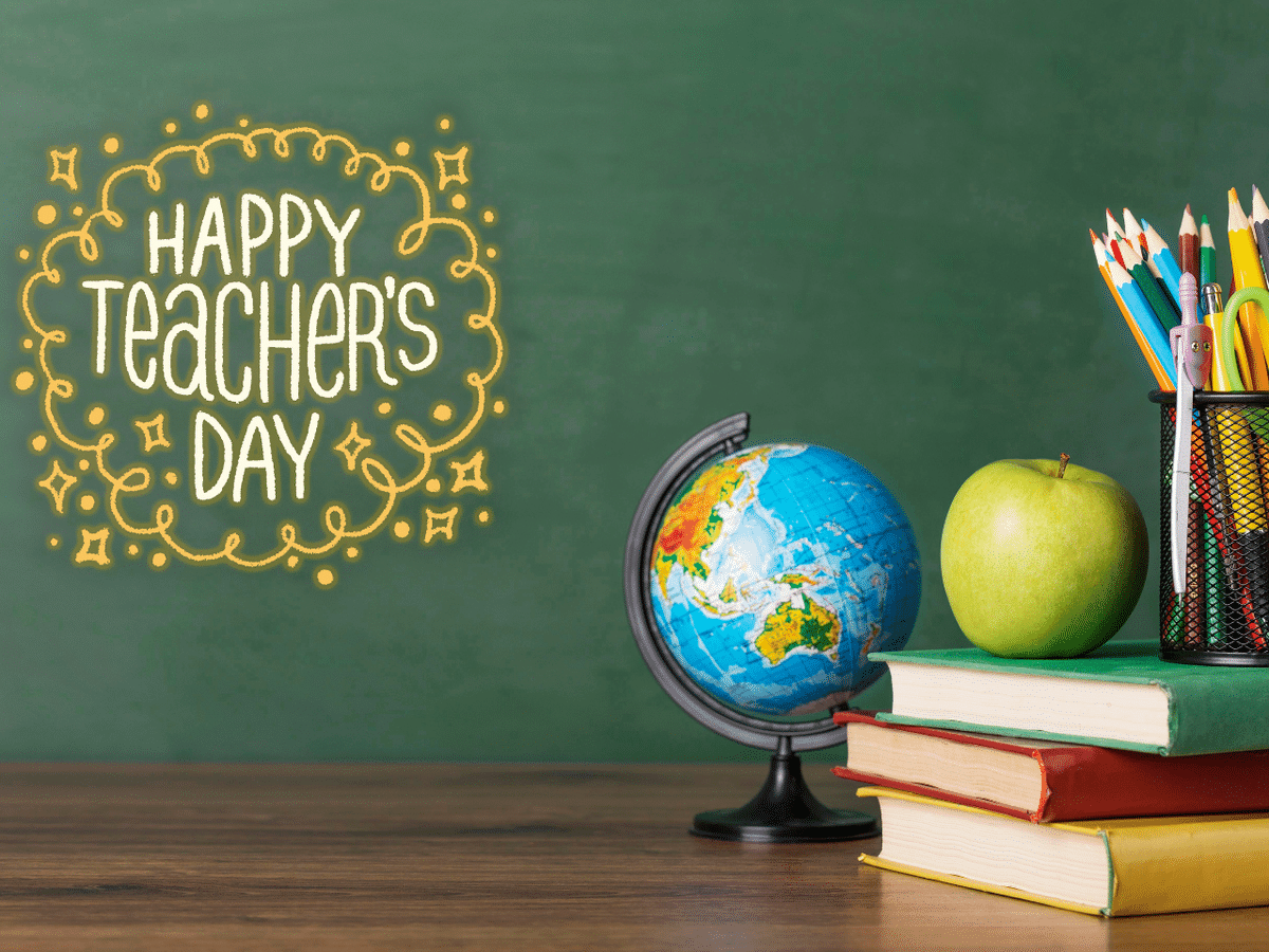 Happy Teachers' Day WhatsApp status with image to celebrate teachers