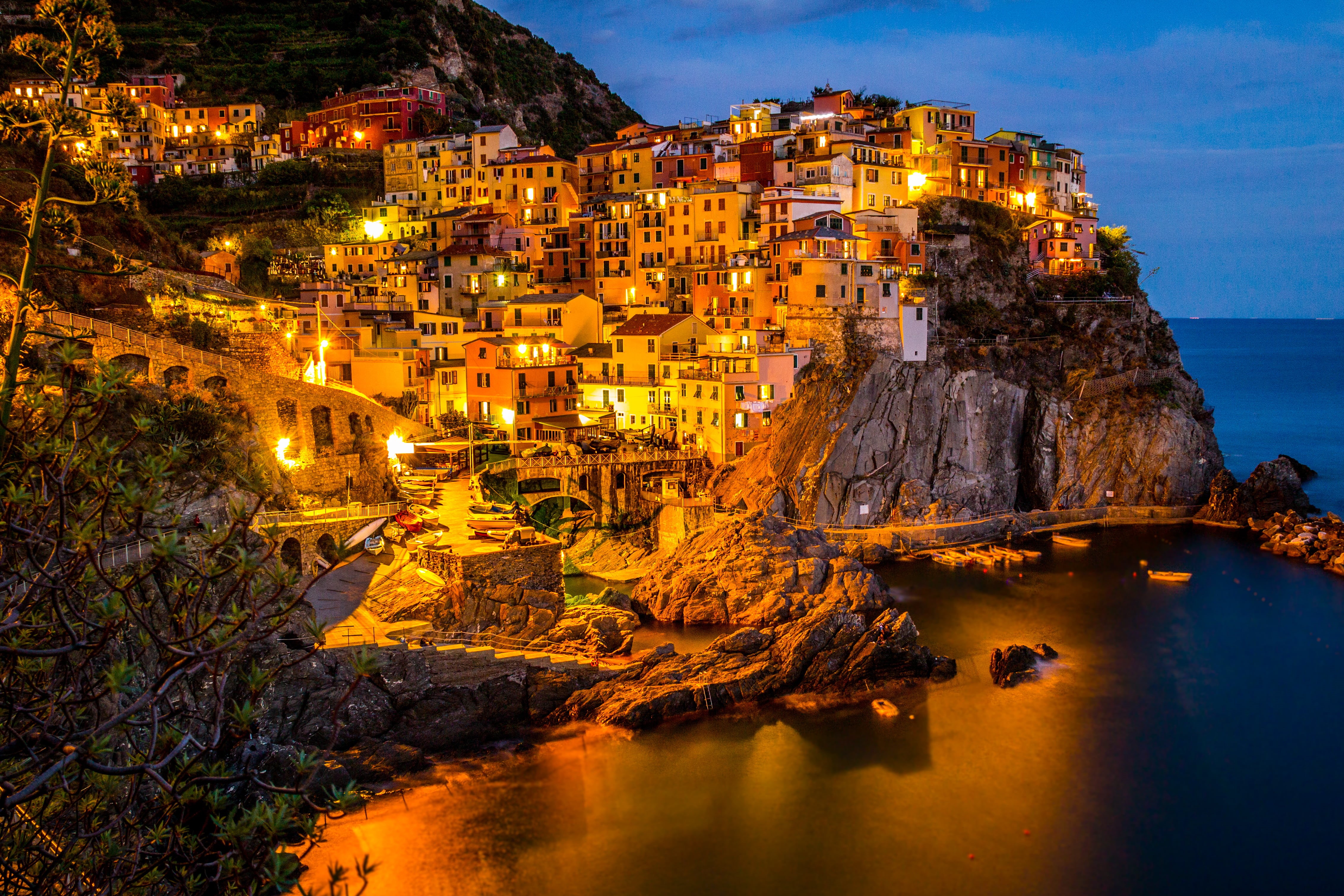 Wallpaper / shot, night, sunset, 4K, manarola, mediterranean Sea, lake, photography, liguria, architecture, beside, sea, dusk, vacations, coastline, cinque Terre free download