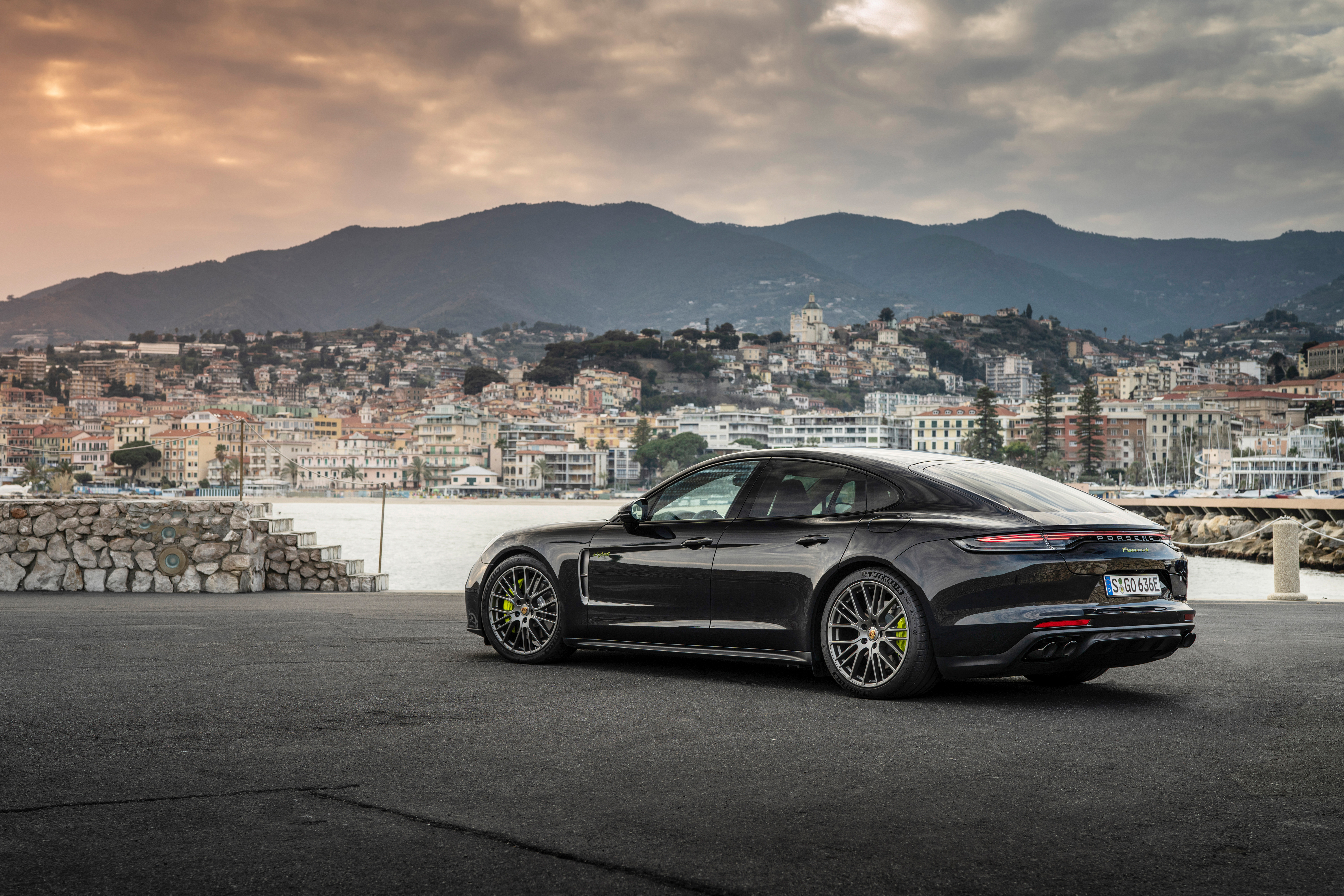 Download Vehicle Porsche Panamera 4 E