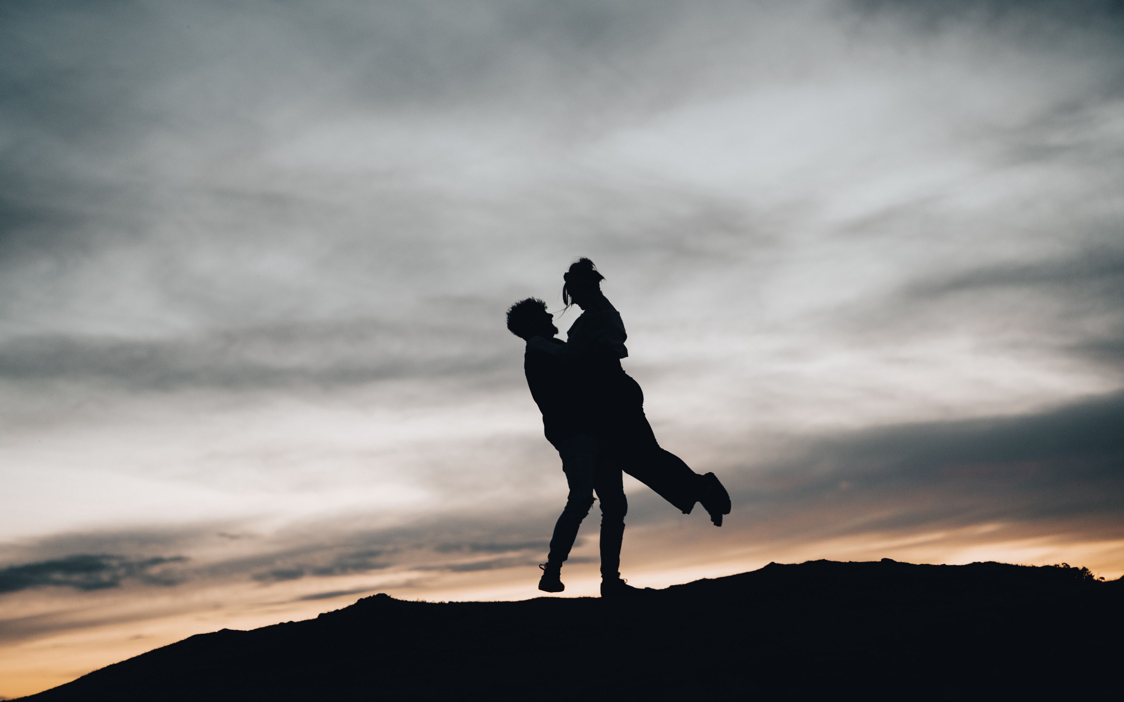 Download wallpaper 3840x2400 silhouettes, couple, hugs, love, dark 4k ultra HD 16:10 HD background